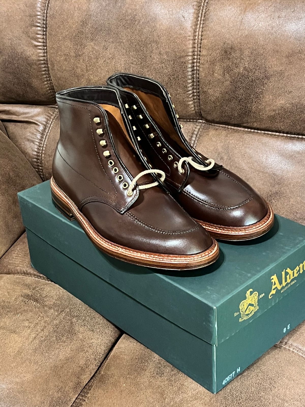 Photo by itsyaboisqueak on April 4, 2024 of the Alden Stitchdown ‘Otis’ Indy in Brown Calfskin.