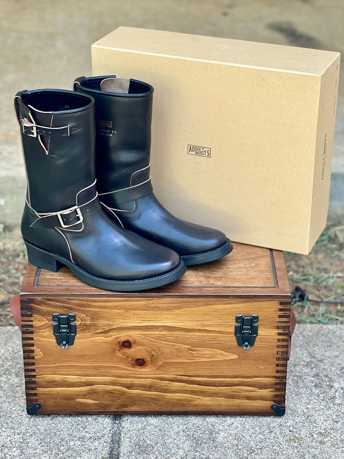 Photo by itsyaboisqueak on August 28, 2025 of the Addict Boots AB-01HB-CL in Maryam Black Teacore Horsebutt.
