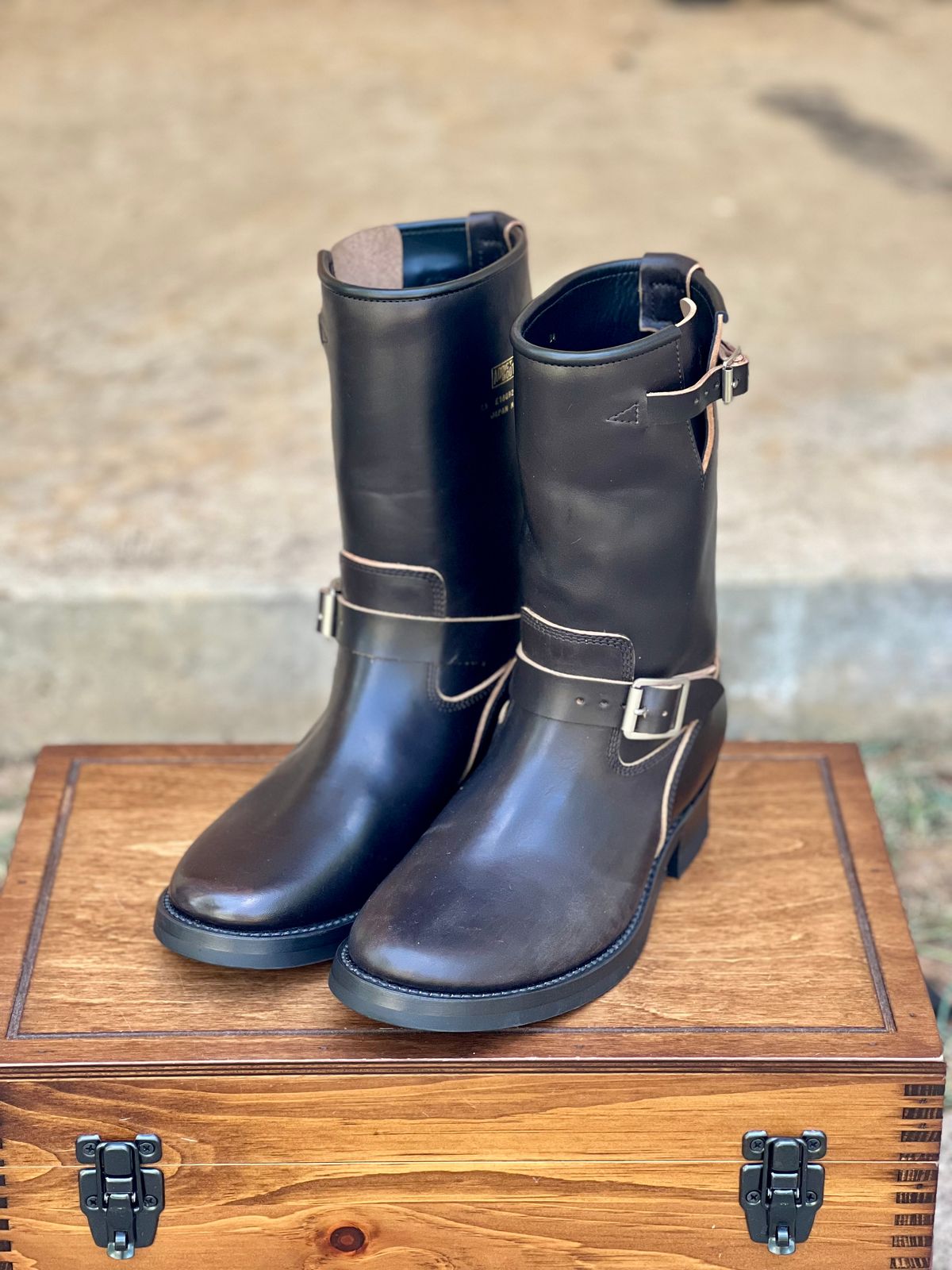 Photo by itsyaboisqueak on August 28, 2025 of the Addict Boots AB-01HB-CL in Maryam Black Teacore Horsebutt.