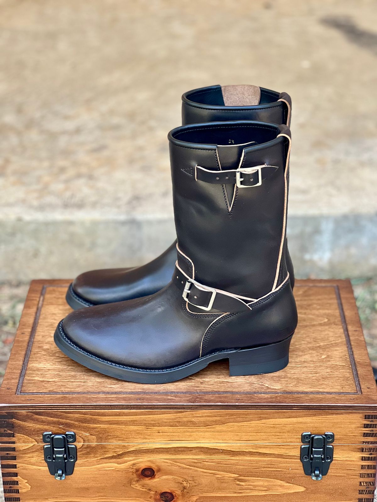 Photo by itsyaboisqueak on August 28, 2025 of the Addict Boots AB-01HB-CL in Maryam Black Teacore Horsebutt.