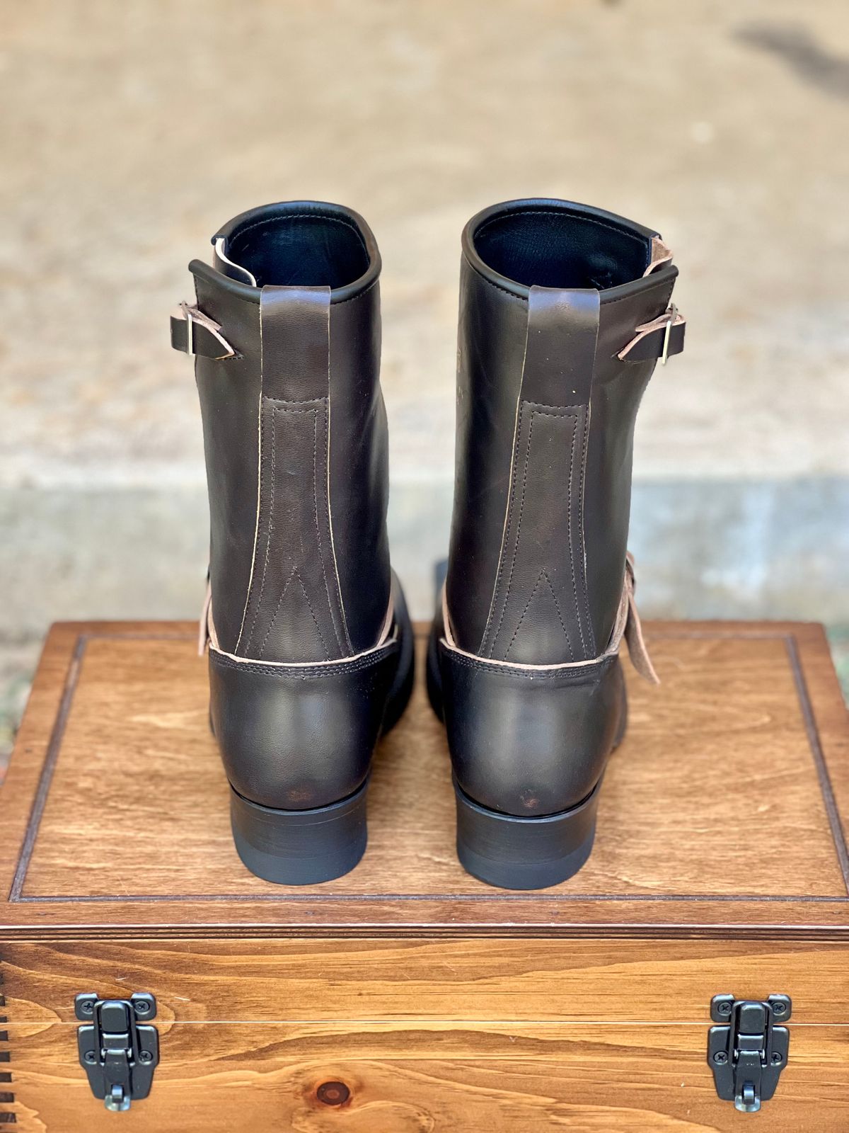 Photo by itsyaboisqueak on August 28, 2025 of the Addict Boots AB-01HB-CL in Maryam Black Teacore Horsebutt.