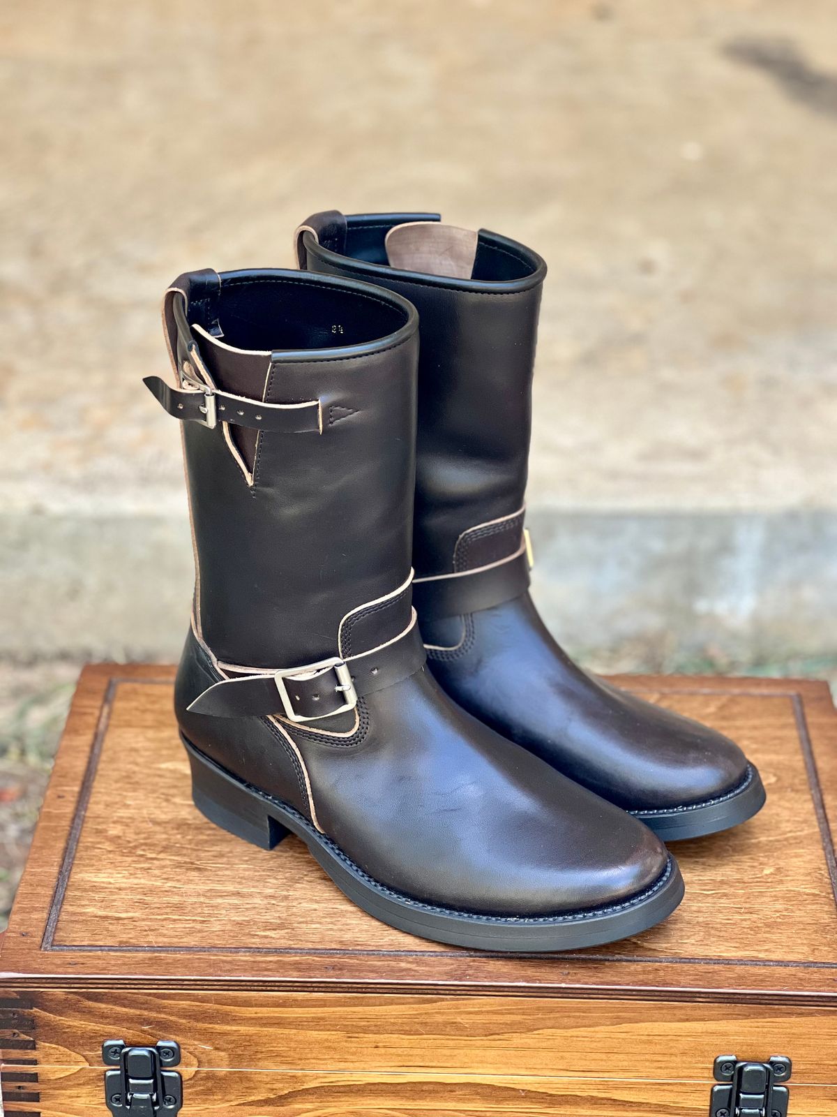 Photo by itsyaboisqueak on August 28, 2025 of the Addict Boots AB-01HB-CL in Maryam Black Teacore Horsebutt.