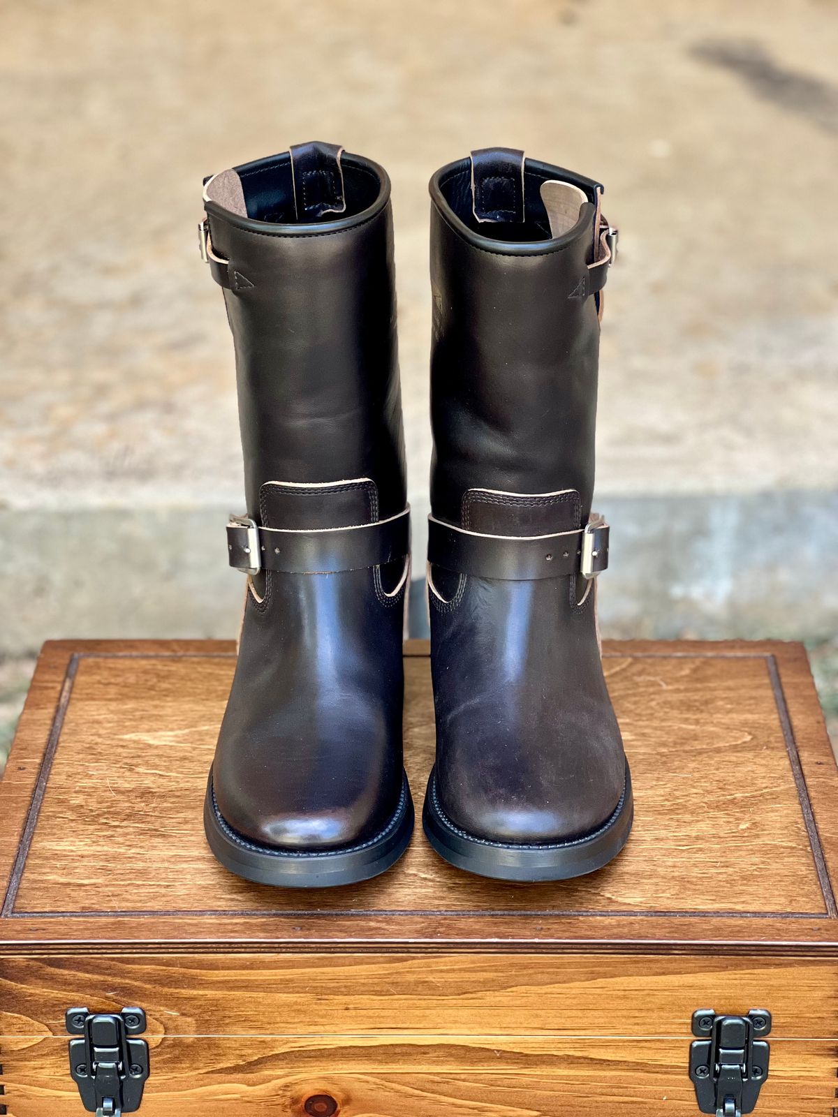 Photo by itsyaboisqueak on August 28, 2025 of the Addict Boots AB-01HB-CL in Maryam Black Teacore Horsebutt.