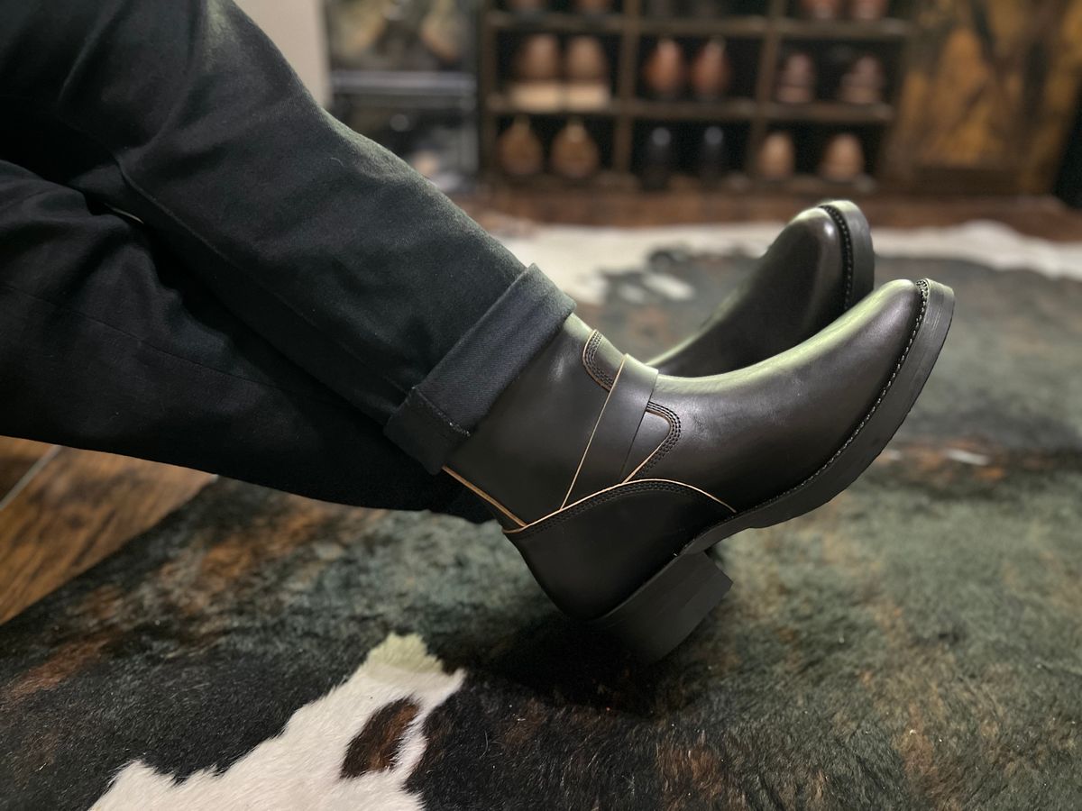 Photo by itsyaboisqueak on August 28, 2025 of the Addict Boots AB-01HB-CL in Maryam Black Teacore Horsebutt.