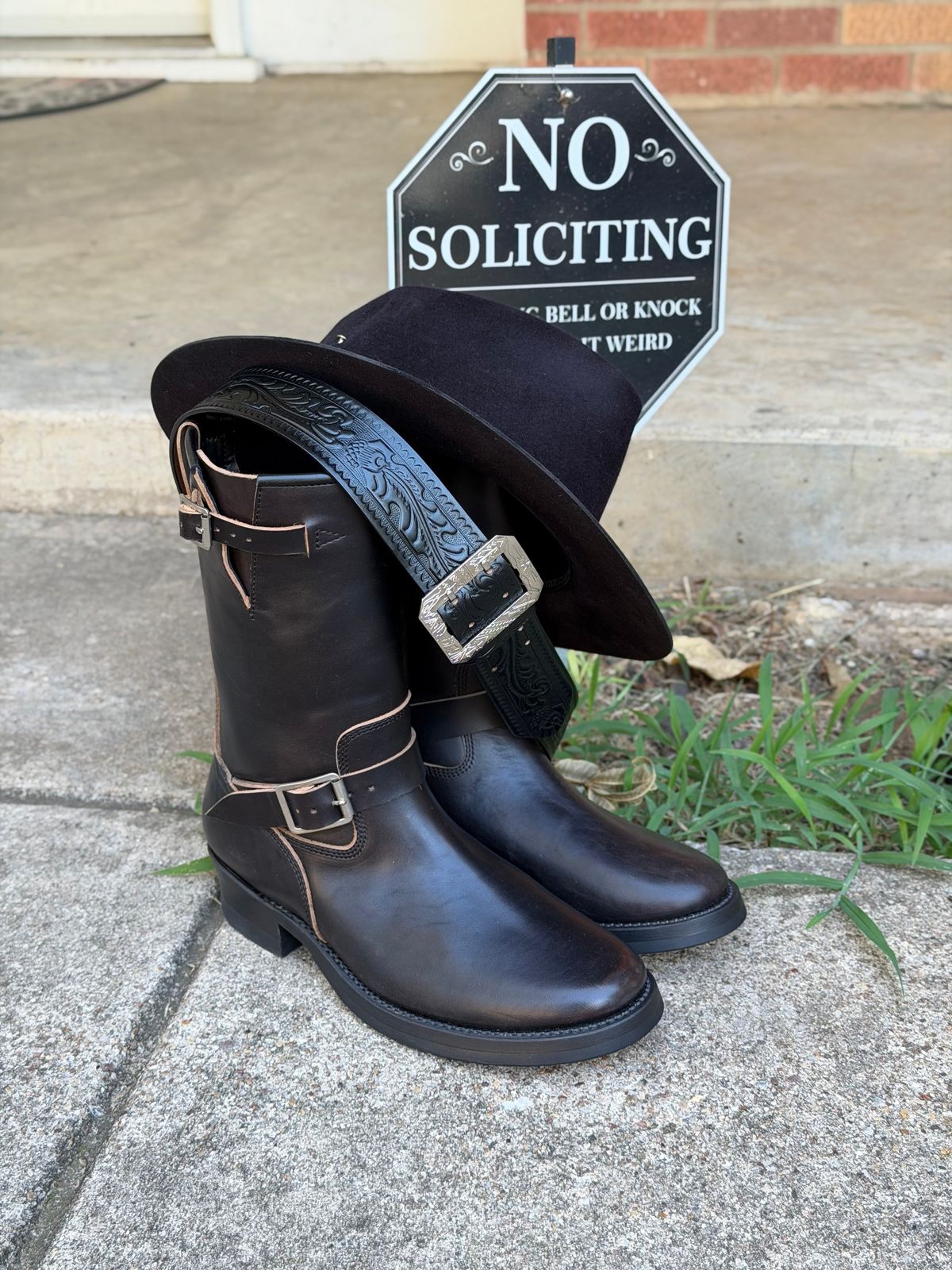 Photo by itsyaboisqueak on October 1, 2025 of the Addict Boots AB-01HB-CL in Maryam Black Teacore Horsebutt.