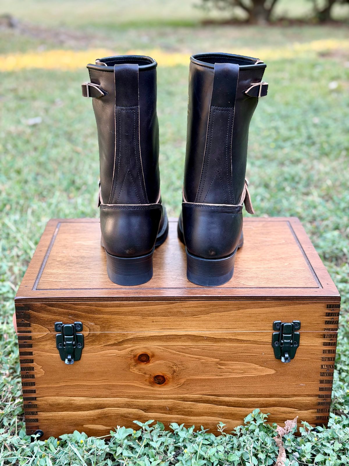 Photo by itsyaboisqueak on October 1, 2025 of the Addict Boots AB-01HB-CL in Maryam Black Teacore Horsebutt.