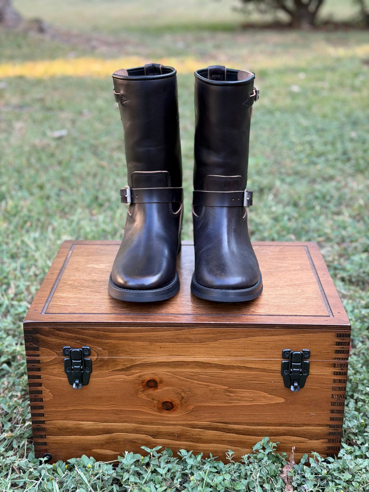 Photo by itsyaboisqueak on October 1, 2025 of the Addict Boots AB-01HB-CL in Maryam Black Teacore Horsebutt.
