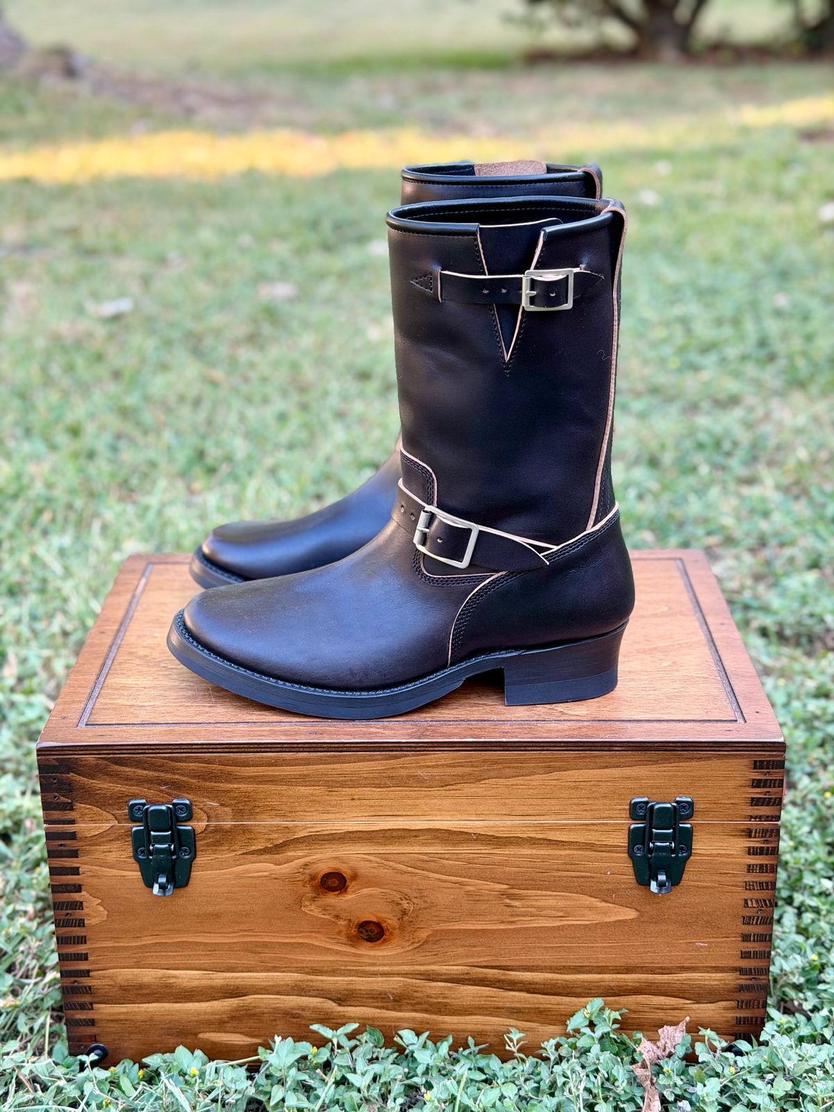 Photo by itsyaboisqueak on October 1, 2025 of the Addict Boots AB-01HB-CL in Maryam Black Teacore Horsebutt.