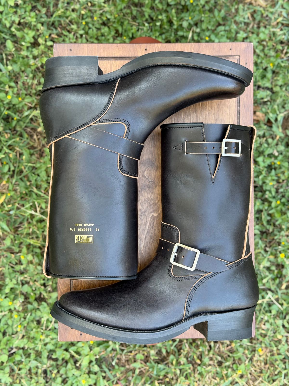 Photo by itsyaboisqueak on October 1, 2025 of the Addict Boots AB-01HB-CL in Maryam Black Teacore Horsebutt.