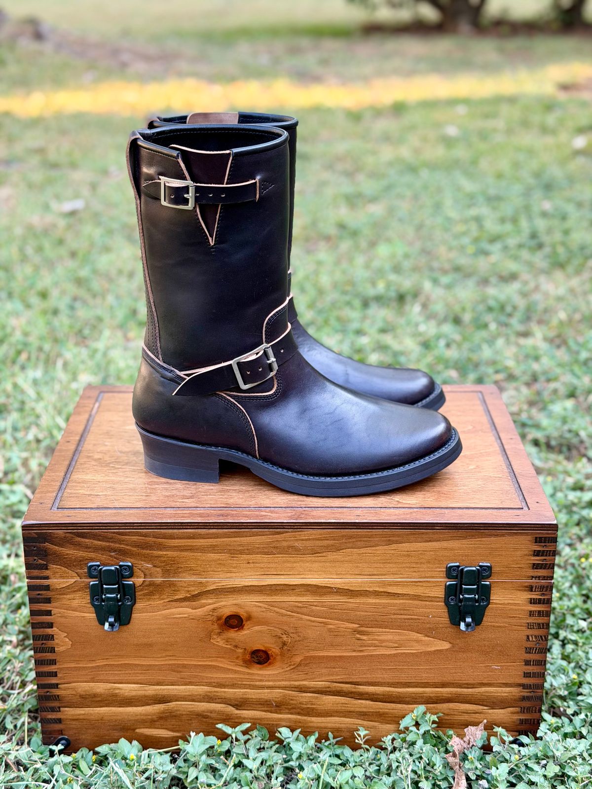 Photo by itsyaboisqueak on October 1, 2025 of the Addict Boots AB-01HB-CL in Maryam Black Teacore Horsebutt.