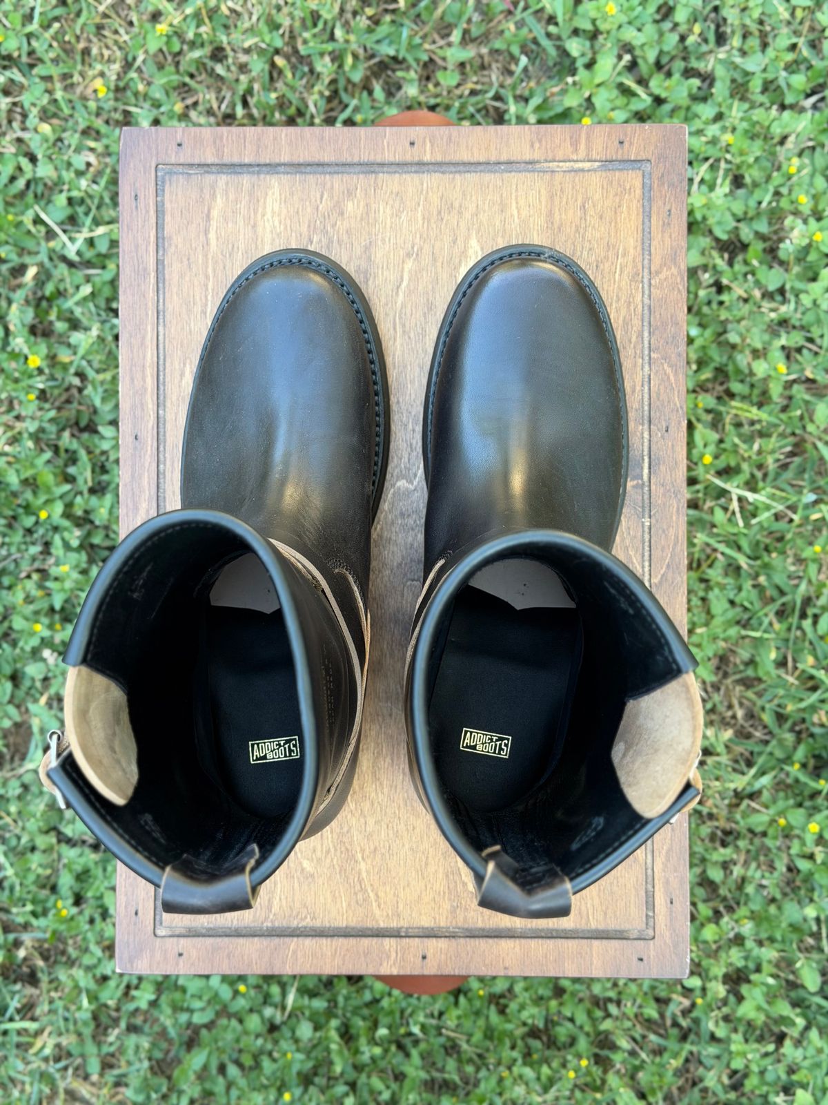 Photo by itsyaboisqueak on October 1, 2025 of the Addict Boots AB-01HB-CL in Maryam Black Teacore Horsebutt.