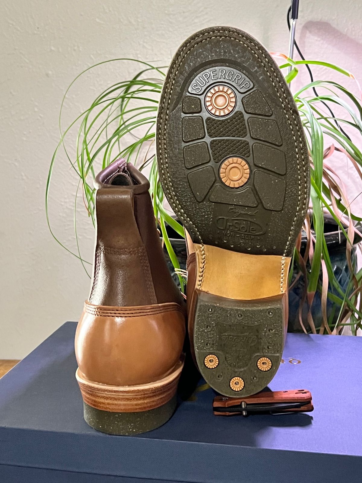 Photo by itsyaboisqueak on July 22, 2024 of the Quan Shoemaker Type 1 Service Boot in Dark Brown Camel & Maryam Fango Horsebutt.