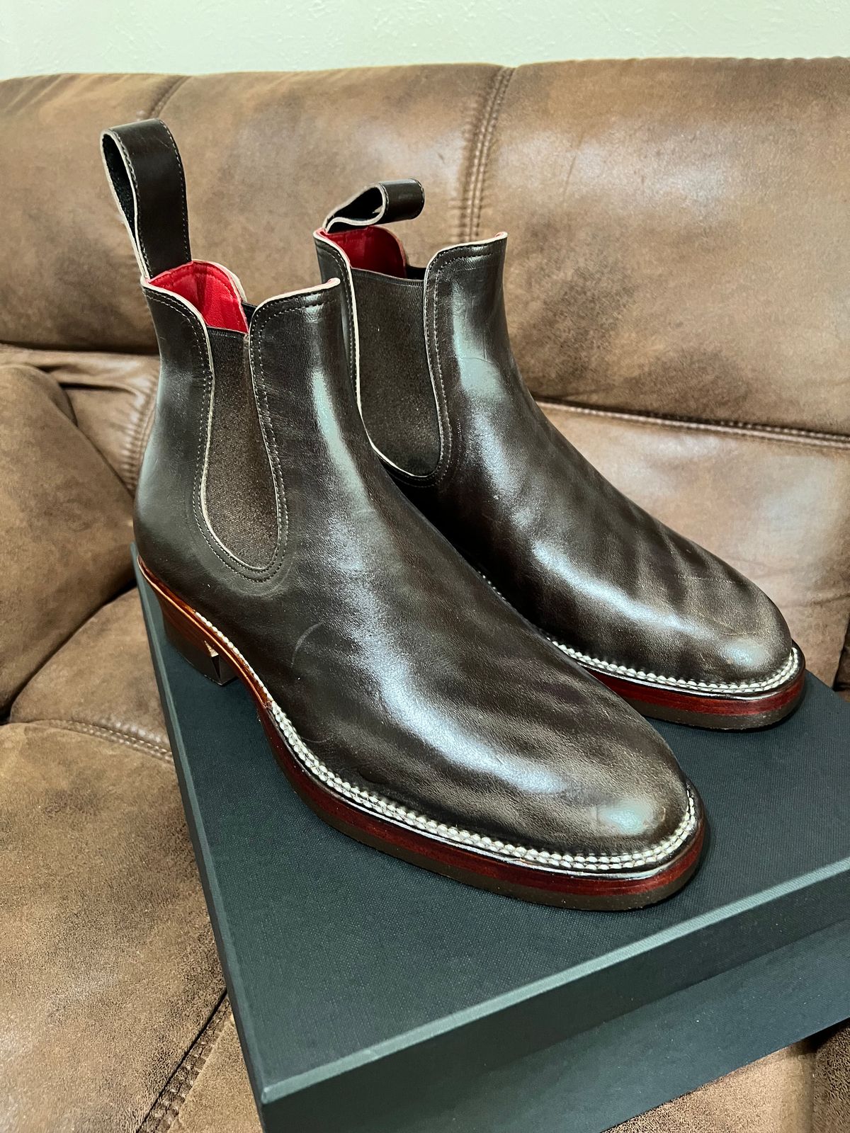 Photo by itsyaboisqueak on April 1, 2024 of the Briselblack The Seventh Chelsea Boot in Maryam Dark Brown Horsebutt.