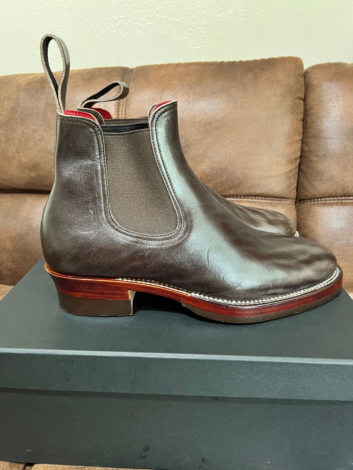 Photo by itsyaboisqueak on April 1, 2024 of the Briselblack The Seventh Chelsea Boot in Maryam Dark Brown Horsebutt.