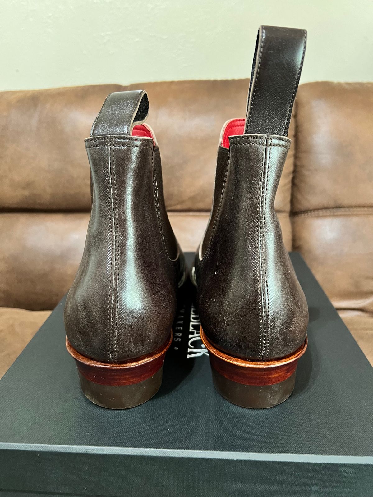 Photo by itsyaboisqueak on April 1, 2024 of the Briselblack The Seventh Chelsea Boot in Maryam Dark Brown Horsebutt.