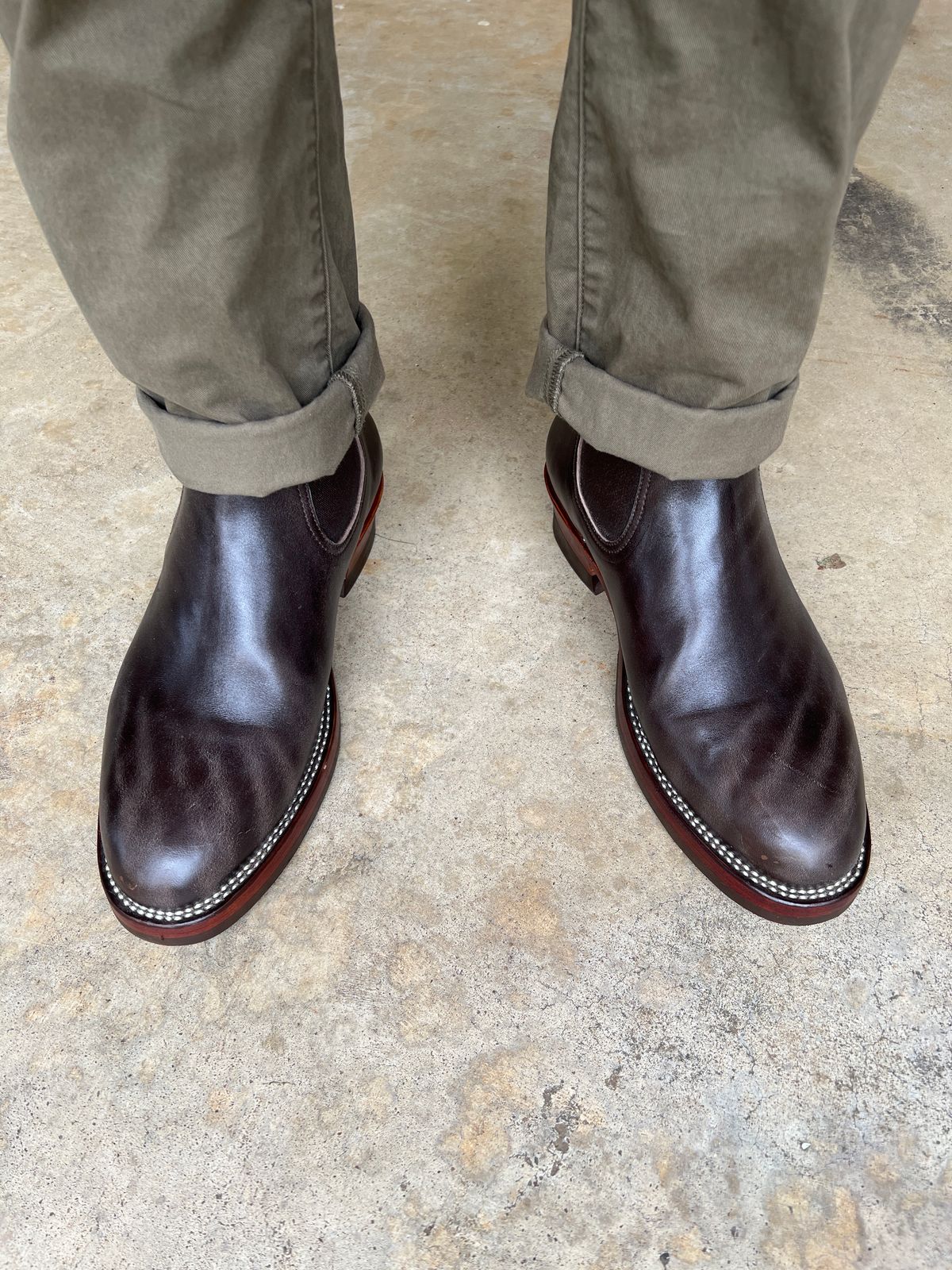 Photo by itsyaboisqueak on June 3, 2024 of the Briselblack The Seventh Chelsea Boot in Maryam Dark Brown Horsebutt.