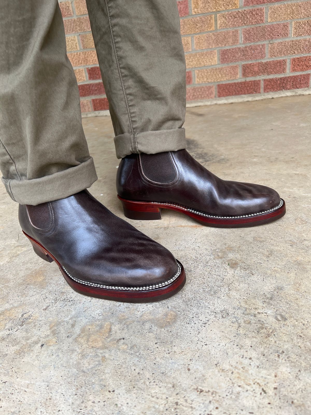 Photo by itsyaboisqueak on June 3, 2024 of the Briselblack The Seventh Chelsea Boot in Maryam Dark Brown Horsebutt.