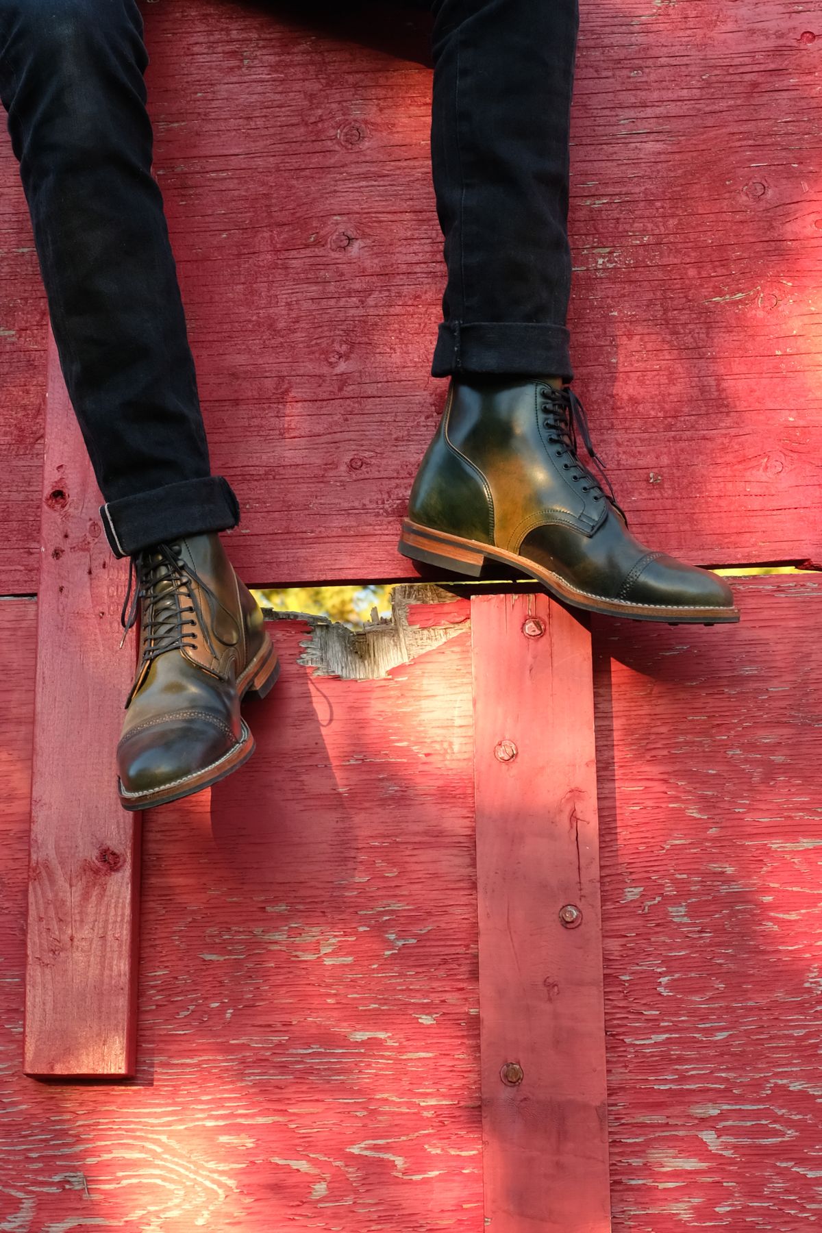 Photo by chromepak.jack on October 3, 2022 of the Viberg Service Boot BCT in Horween Marbled Black Shell Cordovan.