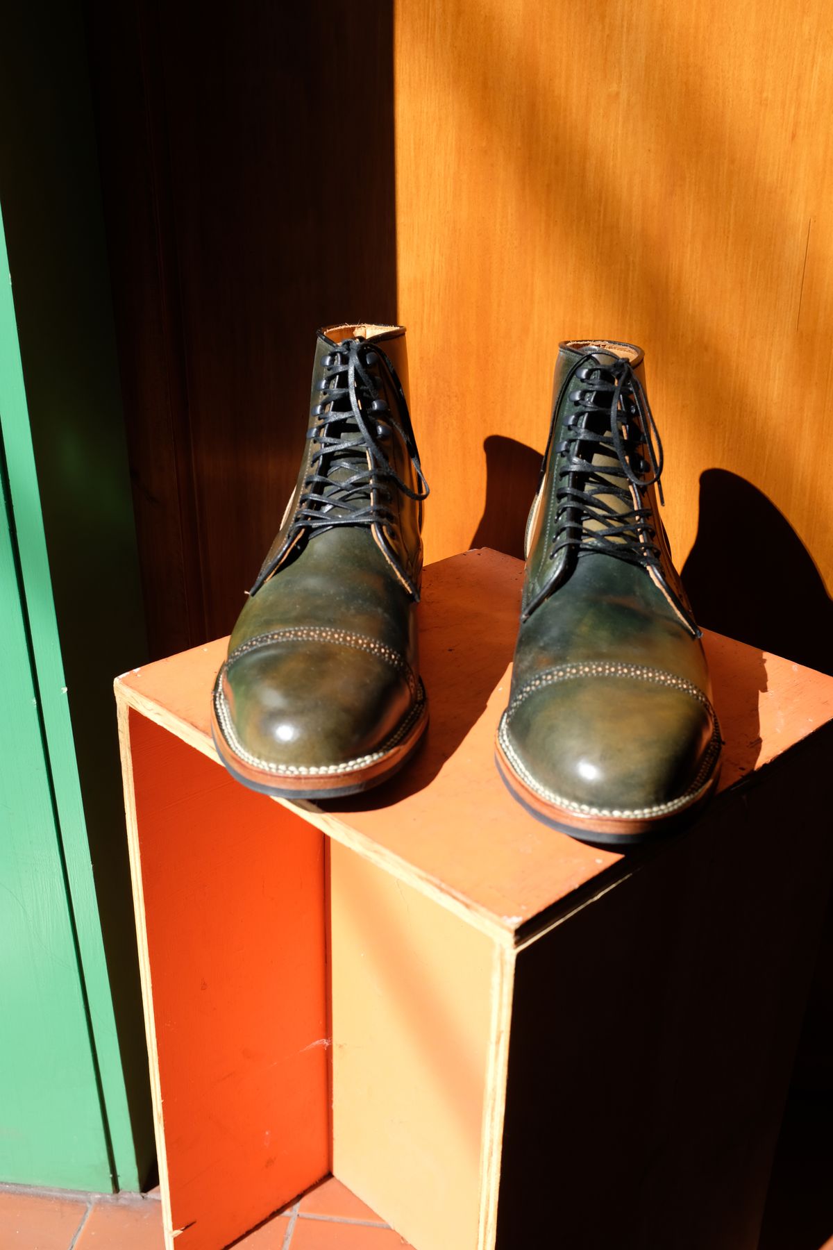 Photo by chromepak.jack on October 3, 2022 of the Viberg Service Boot BCT in Horween Marbled Black Shell Cordovan.