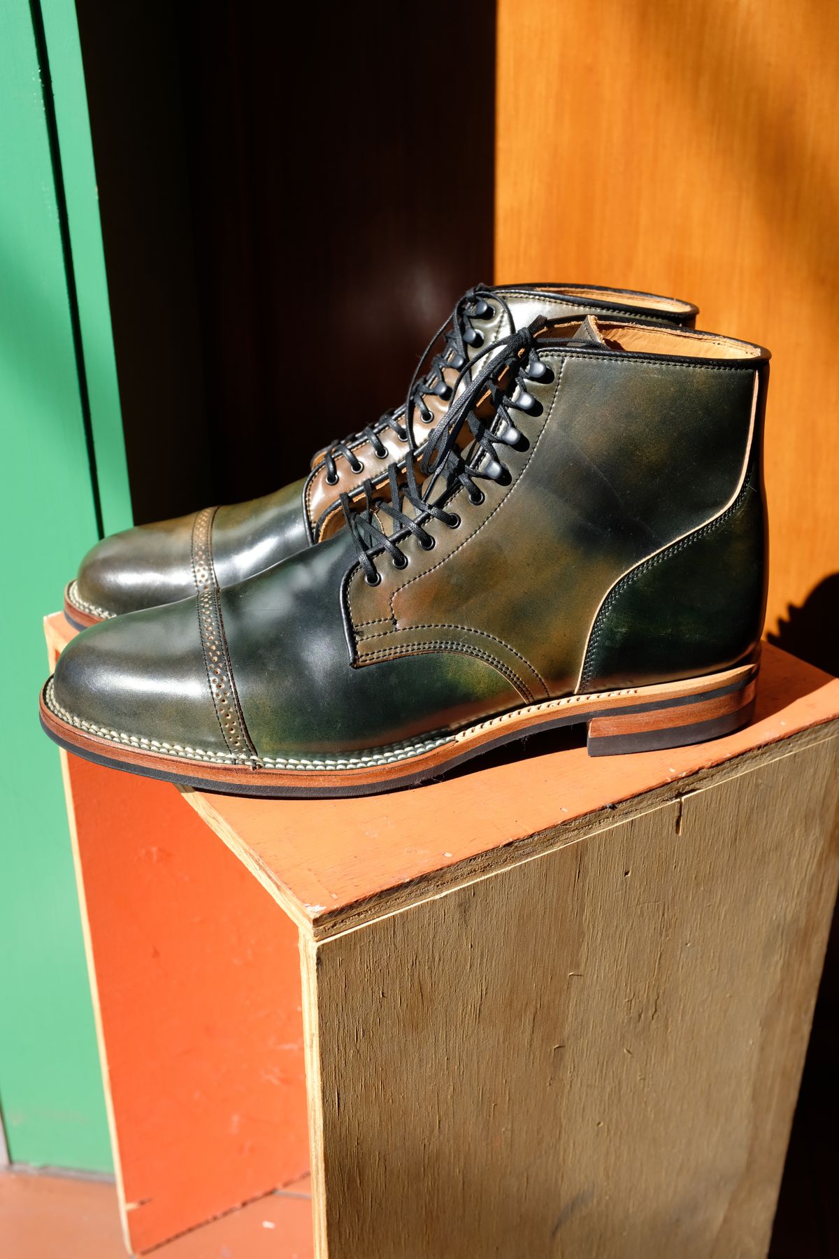 Photo by chromepak.jack on October 3, 2022 of the Viberg Service Boot BCT in Horween Marbled Black Shell Cordovan.