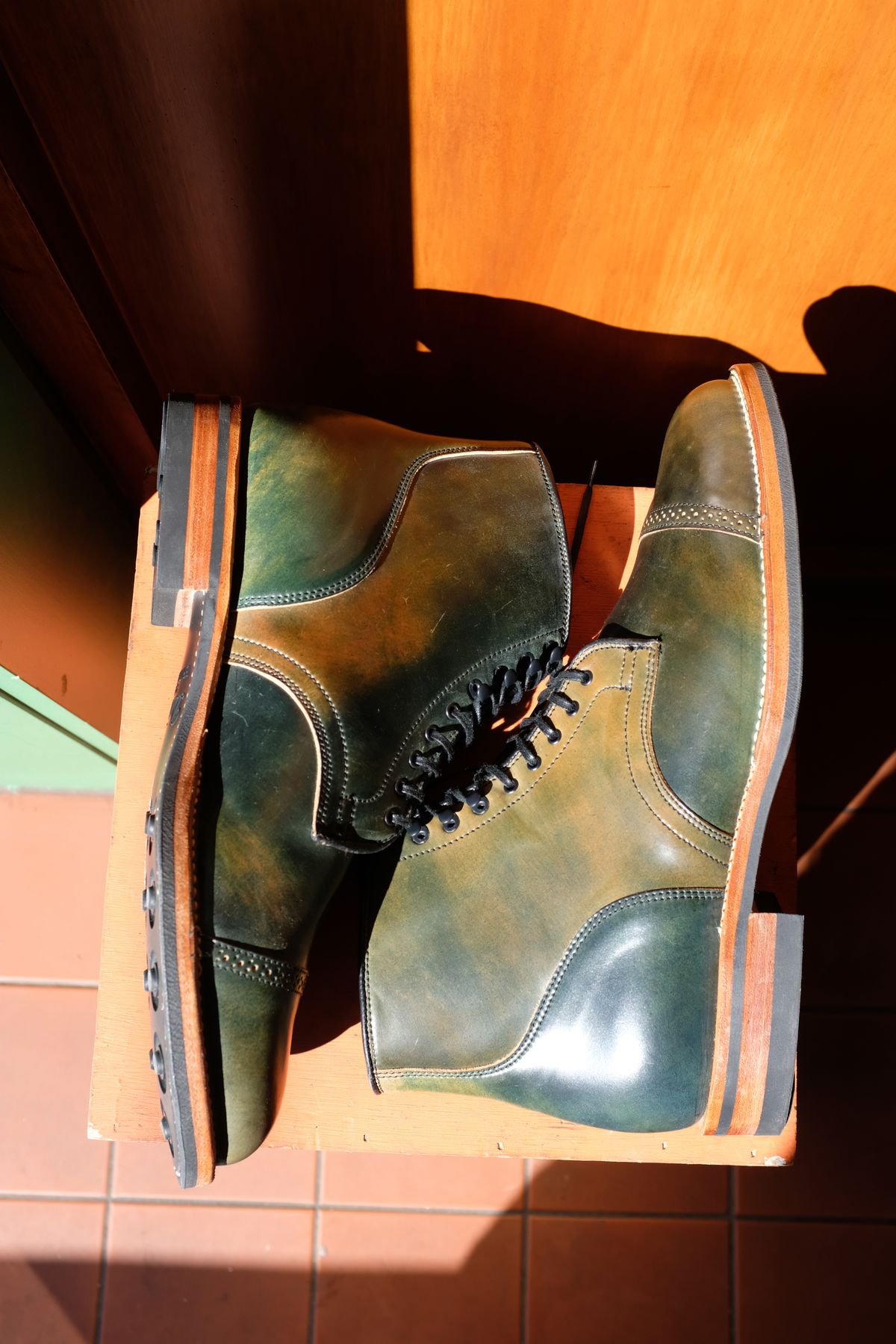 Photo by chromepak.jack on October 3, 2022 of the Viberg Service Boot BCT in Horween Marbled Black Shell Cordovan.