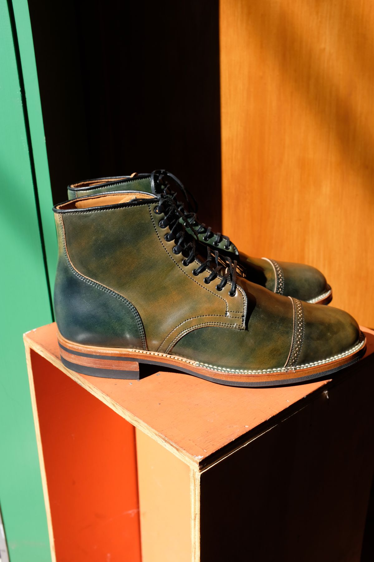 Photo by chromepak.jack on October 3, 2022 of the Viberg Service Boot BCT in Horween Marbled Black Shell Cordovan.