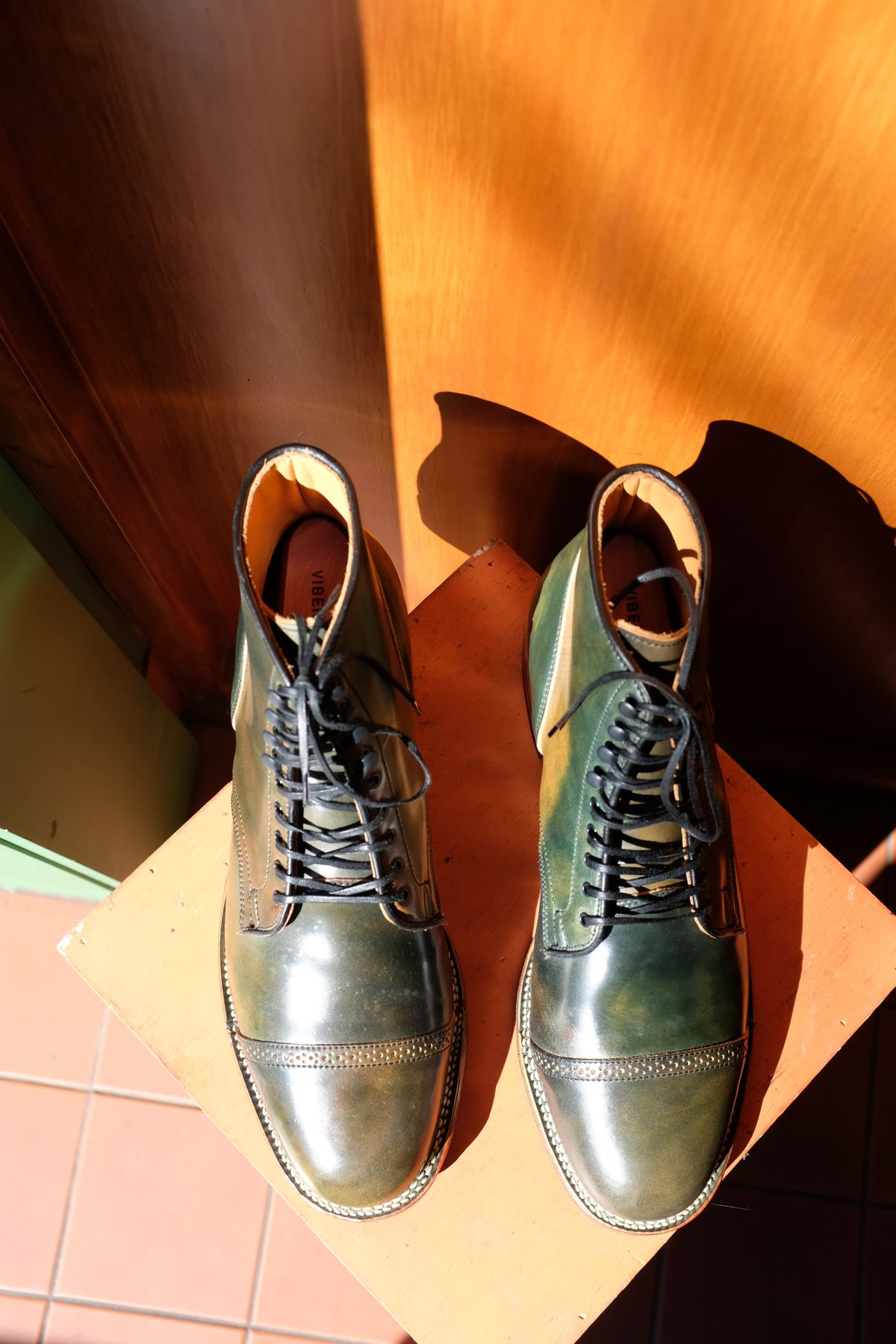 Photo by chromepak.jack on October 3, 2022 of the Viberg Service Boot BCT in Horween Marbled Black Shell Cordovan.