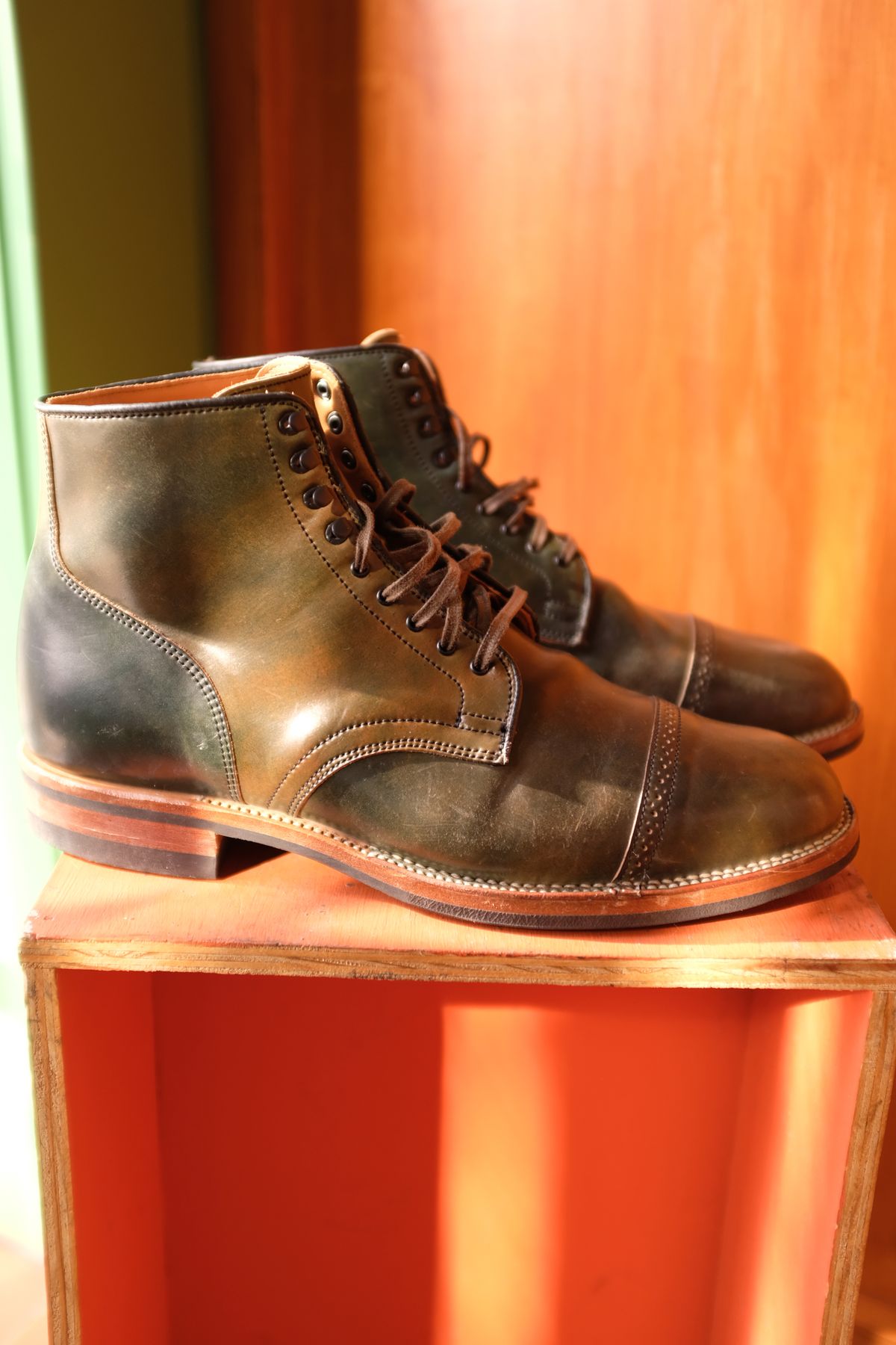 Photo by chromepak.jack on November 5, 2022 of the Viberg Service Boot BCT in Horween Marbled Black Shell Cordovan.