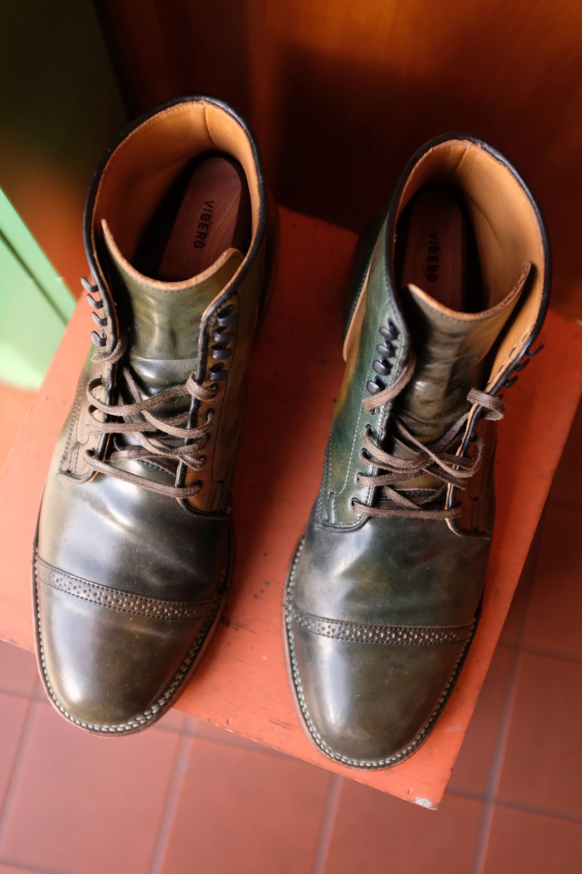 Photo by chromepak.jack on November 5, 2022 of the Viberg Service Boot BCT in Horween Marbled Black Shell Cordovan.