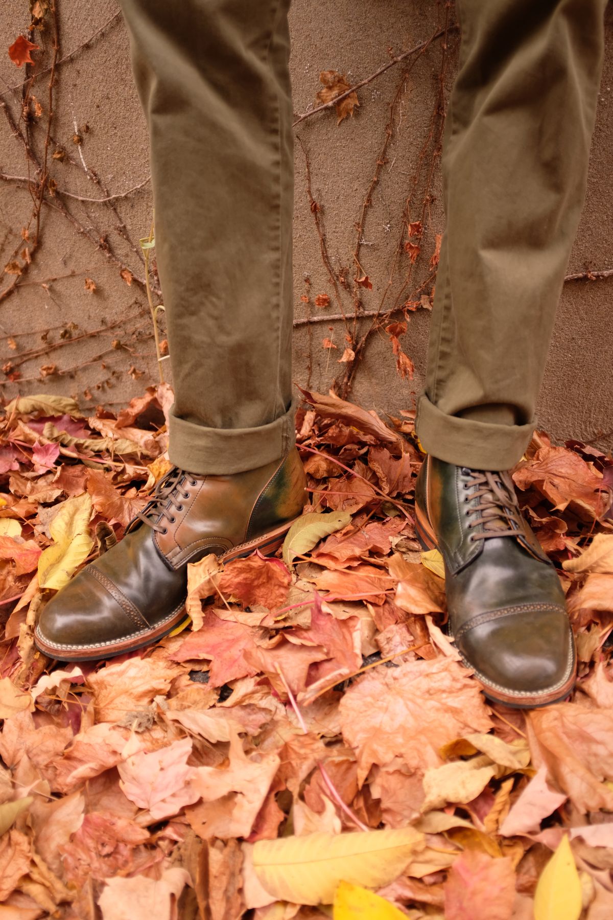 Photo by chromepak.jack on November 5, 2022 of the Viberg Service Boot BCT in Horween Marbled Black Shell Cordovan.