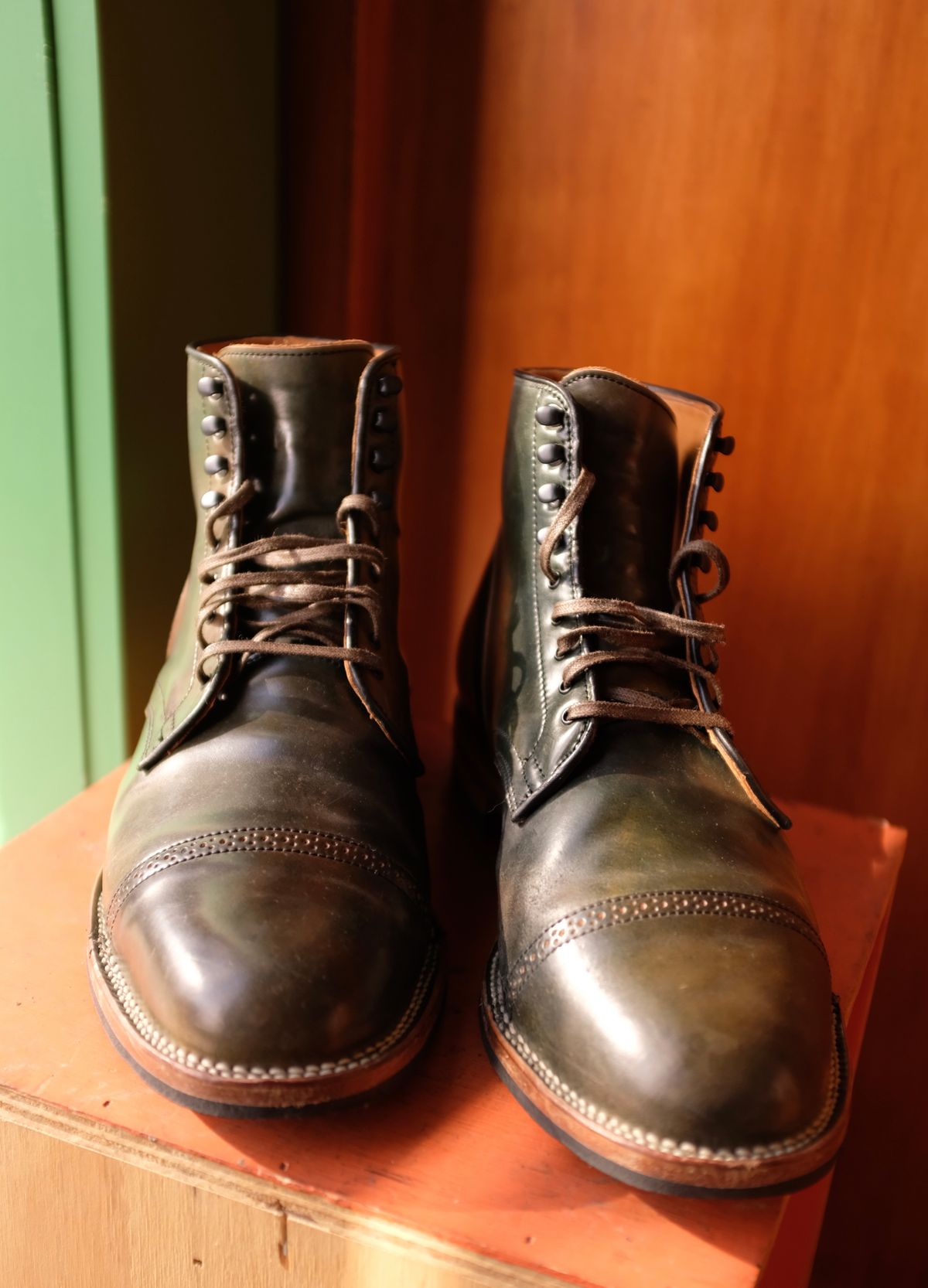 Photo by chromepak.jack on November 5, 2022 of the Viberg Service Boot BCT in Horween Marbled Black Shell Cordovan.