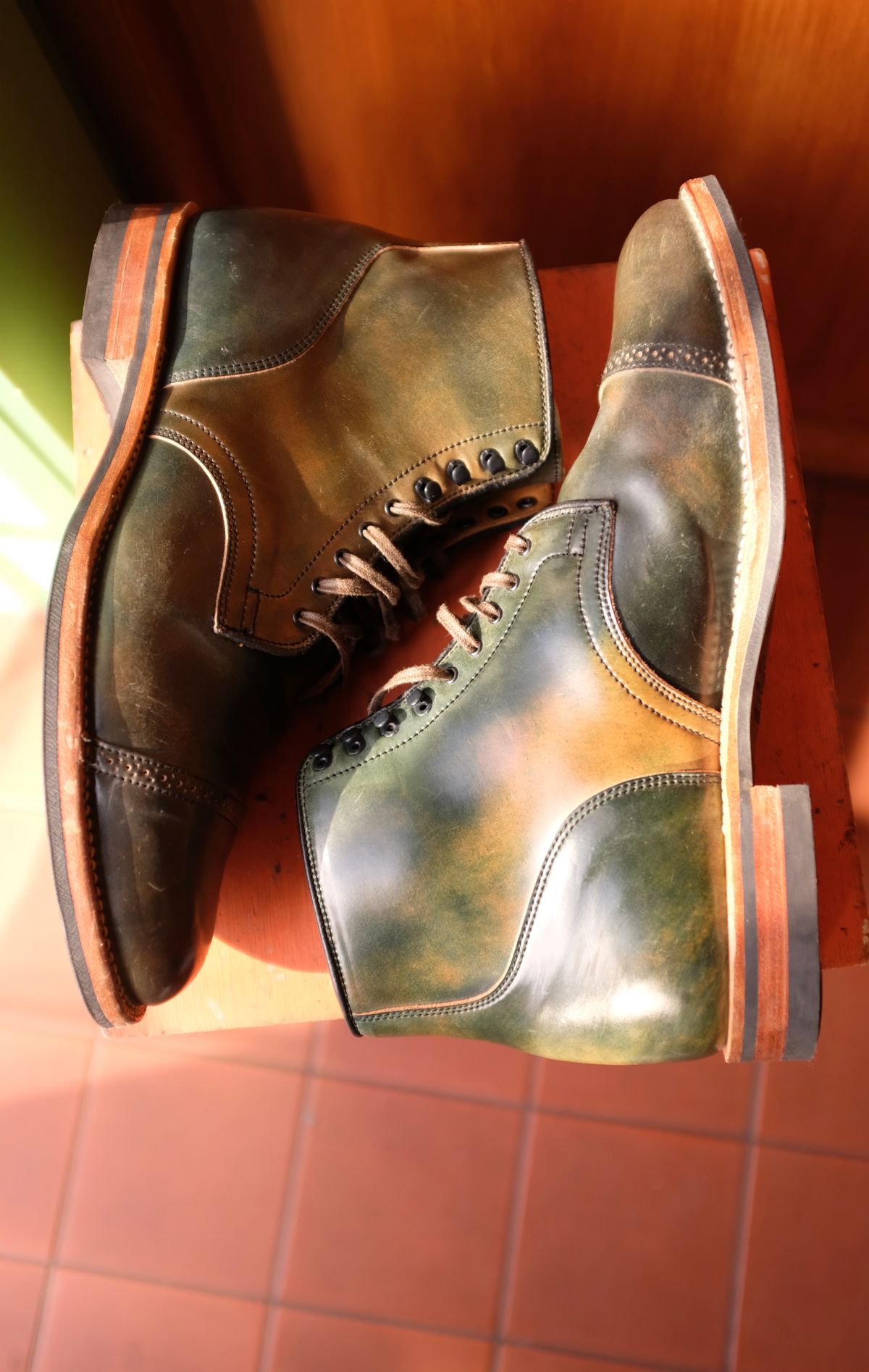Photo by chromepak.jack on November 5, 2022 of the Viberg Service Boot BCT in Horween Marbled Black Shell Cordovan.