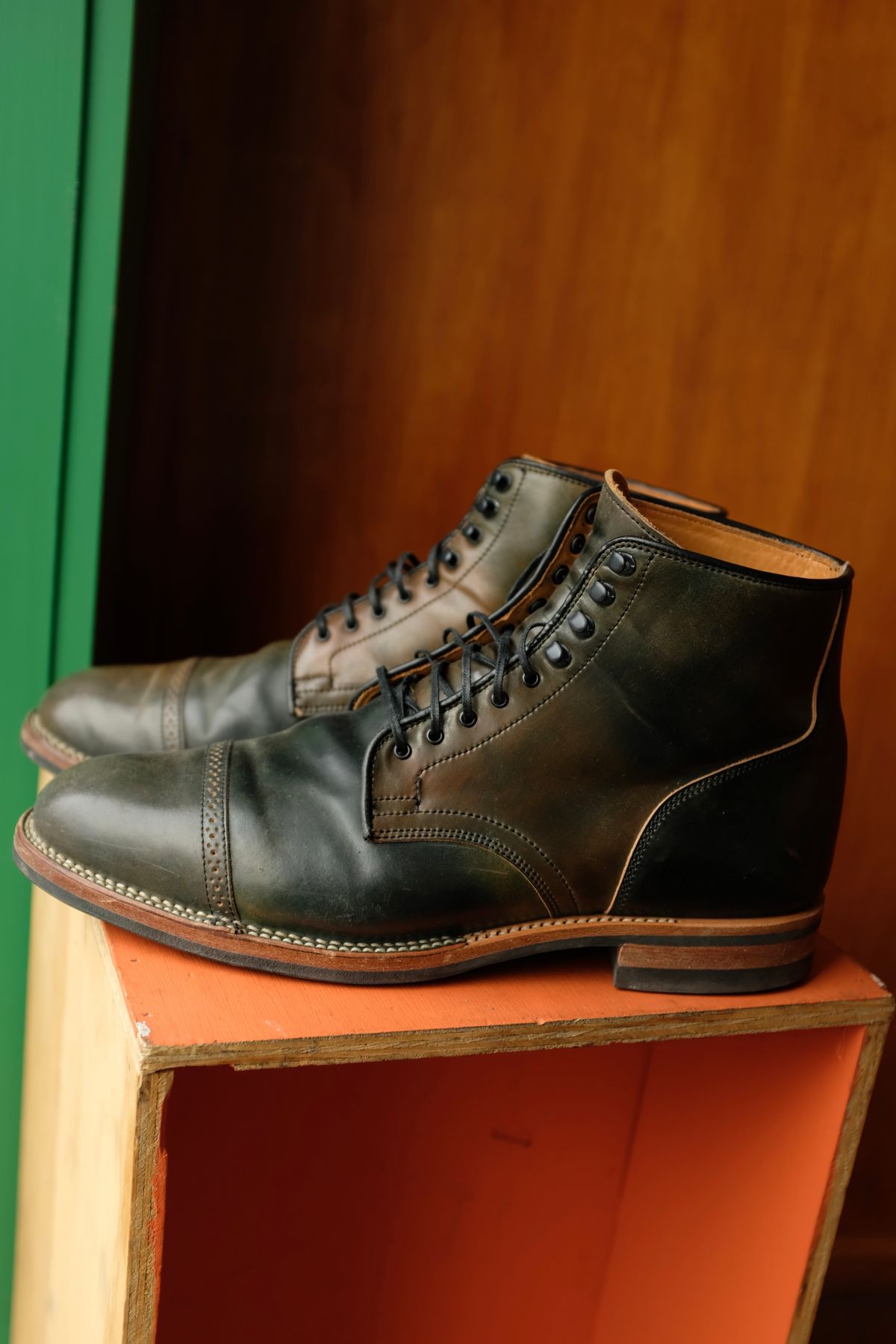 Photo by chromepak.jack on December 5, 2022 of the Viberg Service Boot BCT in Horween Marbled Black Shell Cordovan.
