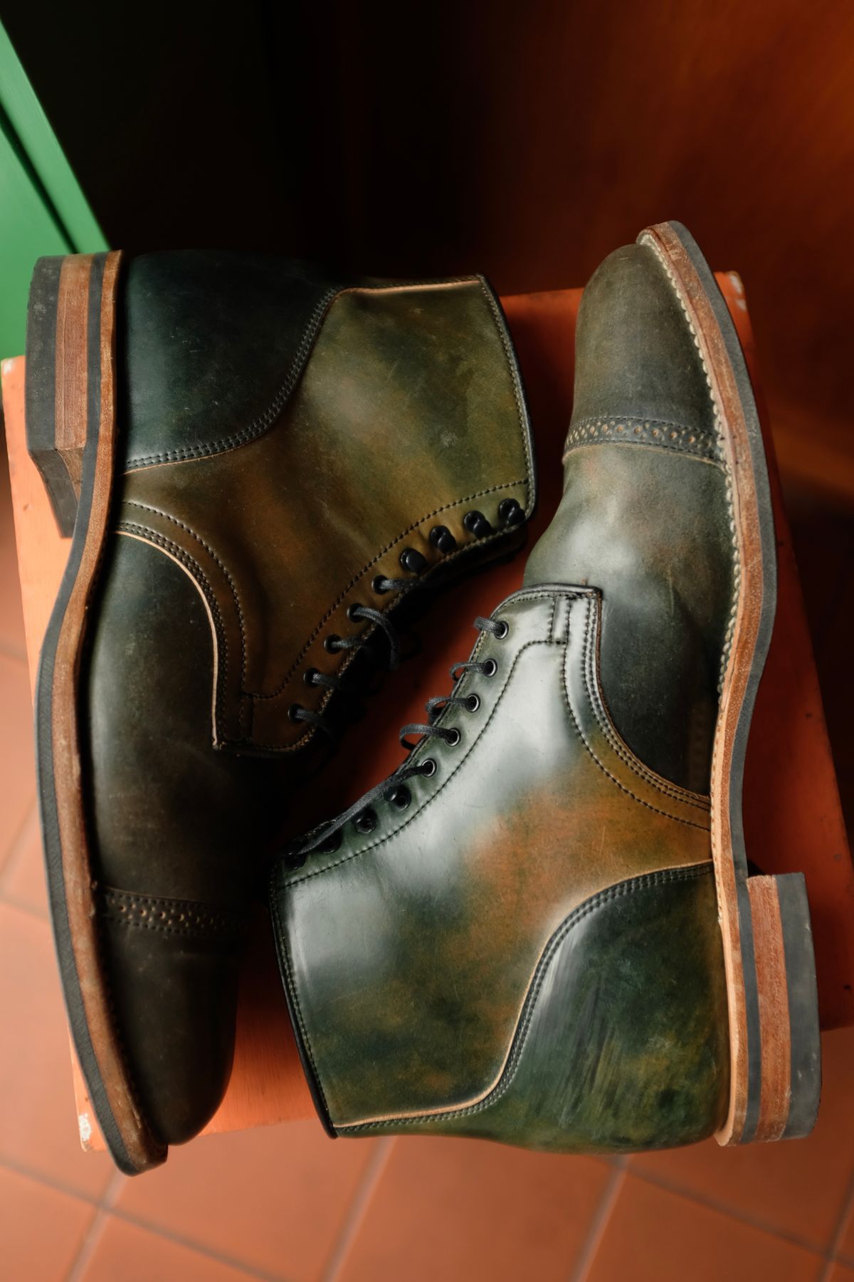 Photo by chromepak.jack on December 5, 2022 of the Viberg Service Boot BCT in Horween Marbled Black Shell Cordovan.