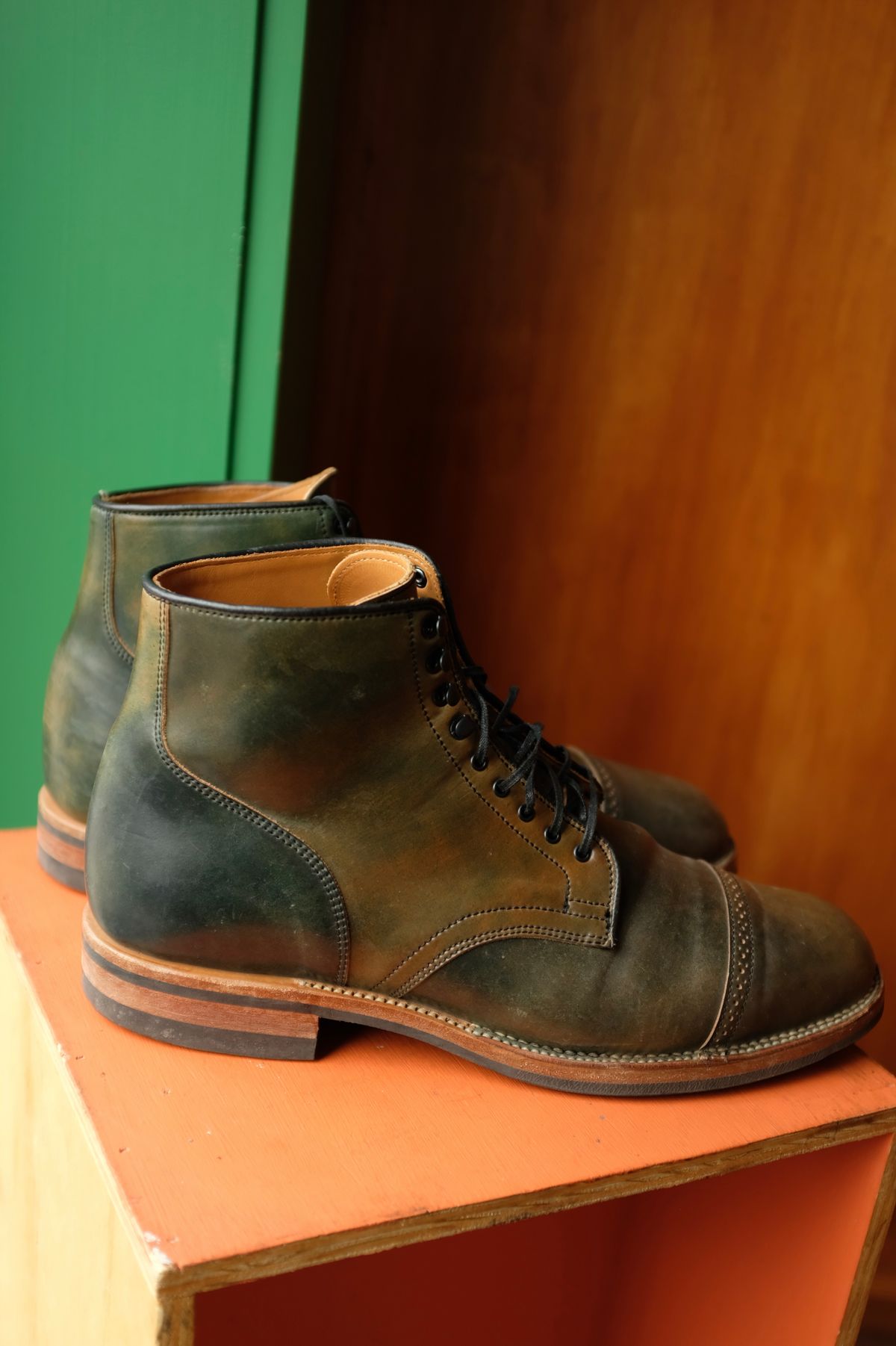 Photo by chromepak.jack on December 5, 2022 of the Viberg Service Boot BCT in Horween Marbled Black Shell Cordovan.