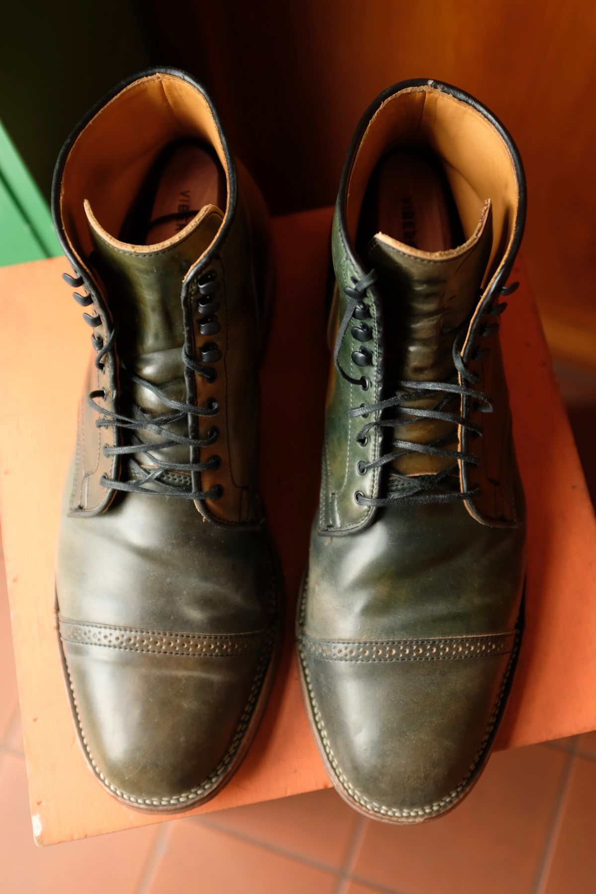 Photo by chromepak.jack on December 5, 2022 of the Viberg Service Boot BCT in Horween Marbled Black Shell Cordovan.