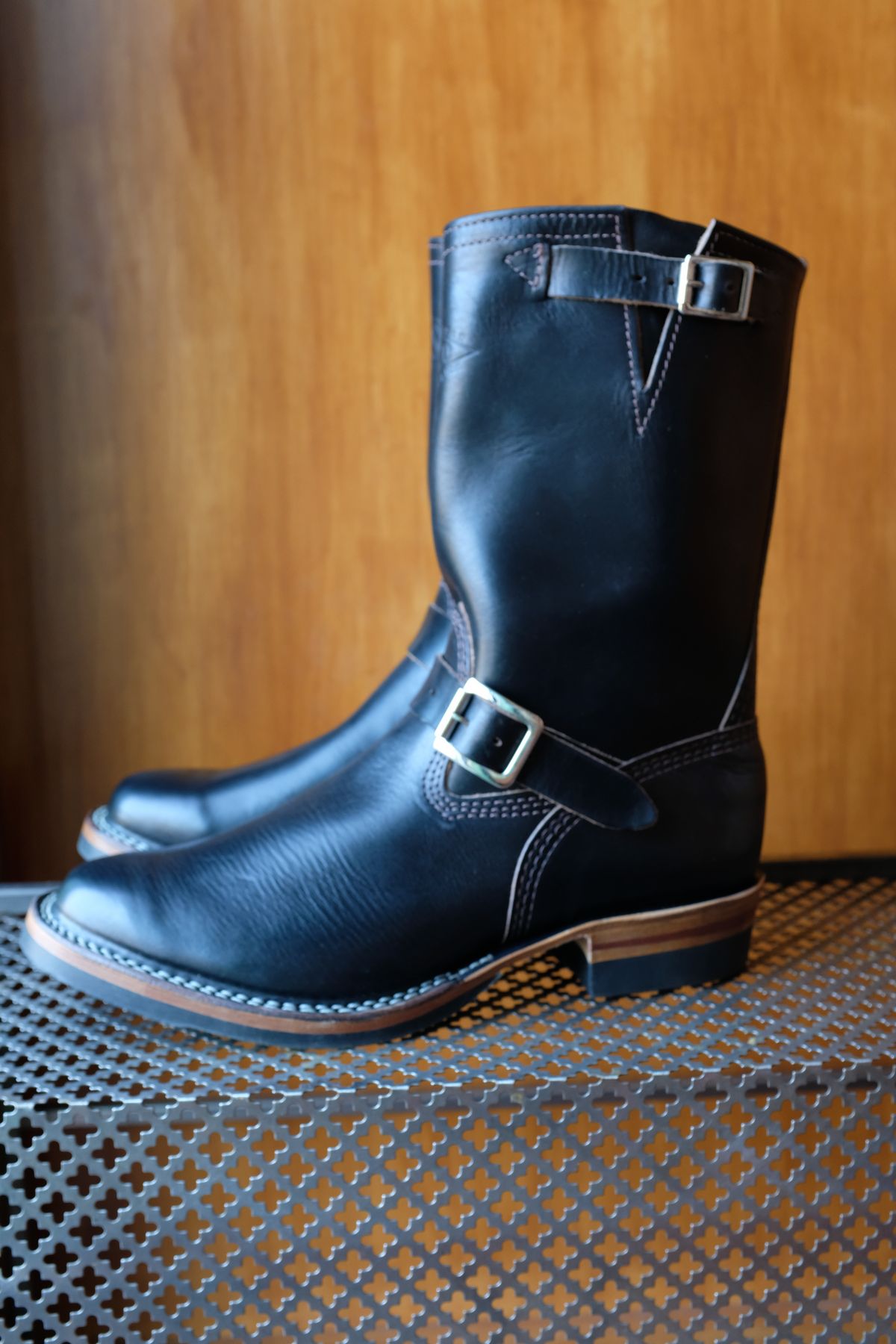 Photo by chromepak.jack on October 9, 2023 of the Wesco Mister Lou in Horween Black Chromexcel Horsehide.