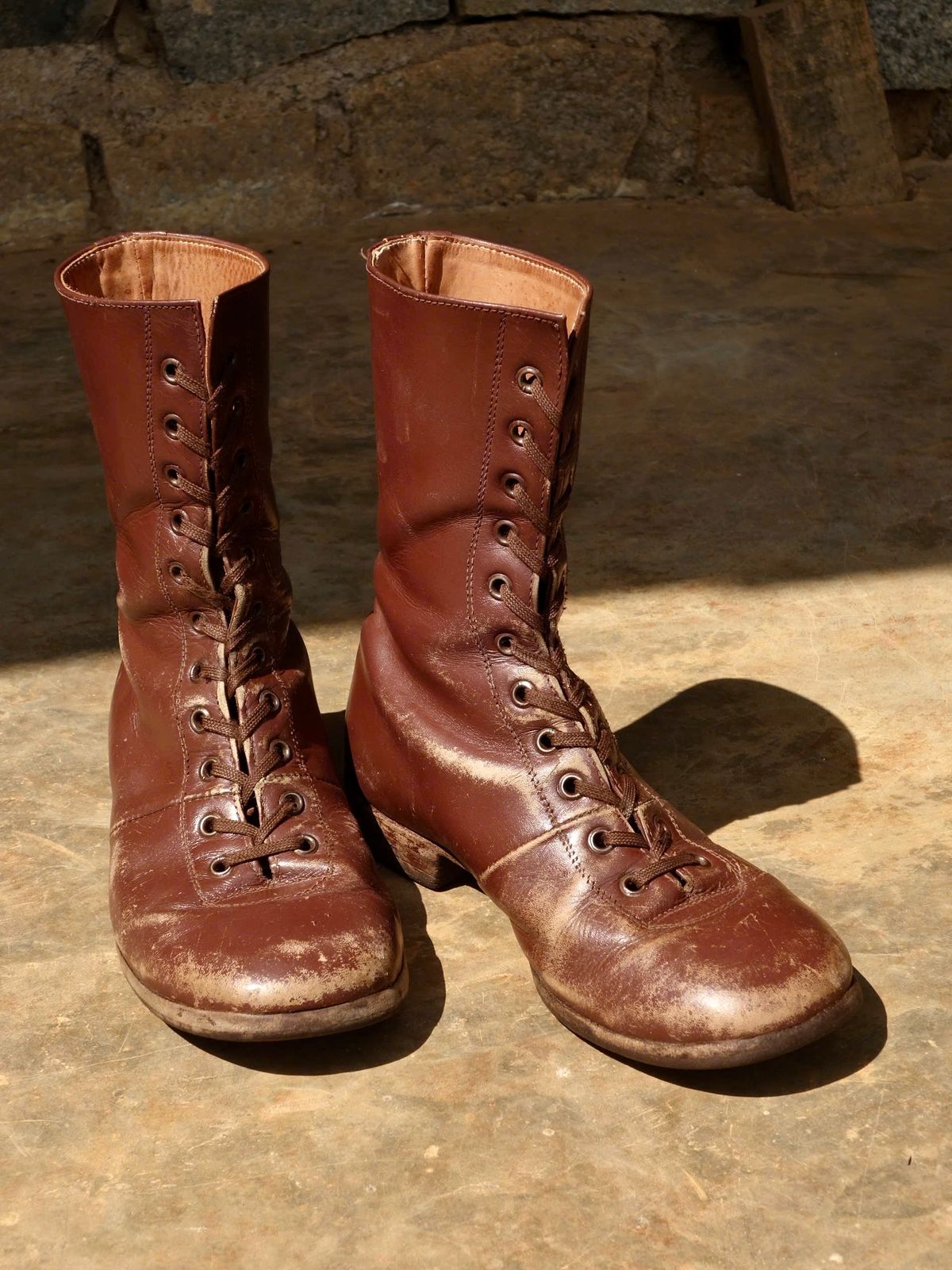 Photo by luutruc07 on April 1, 2026 of the Unknown Maker Unknown Model in Brown Leather.