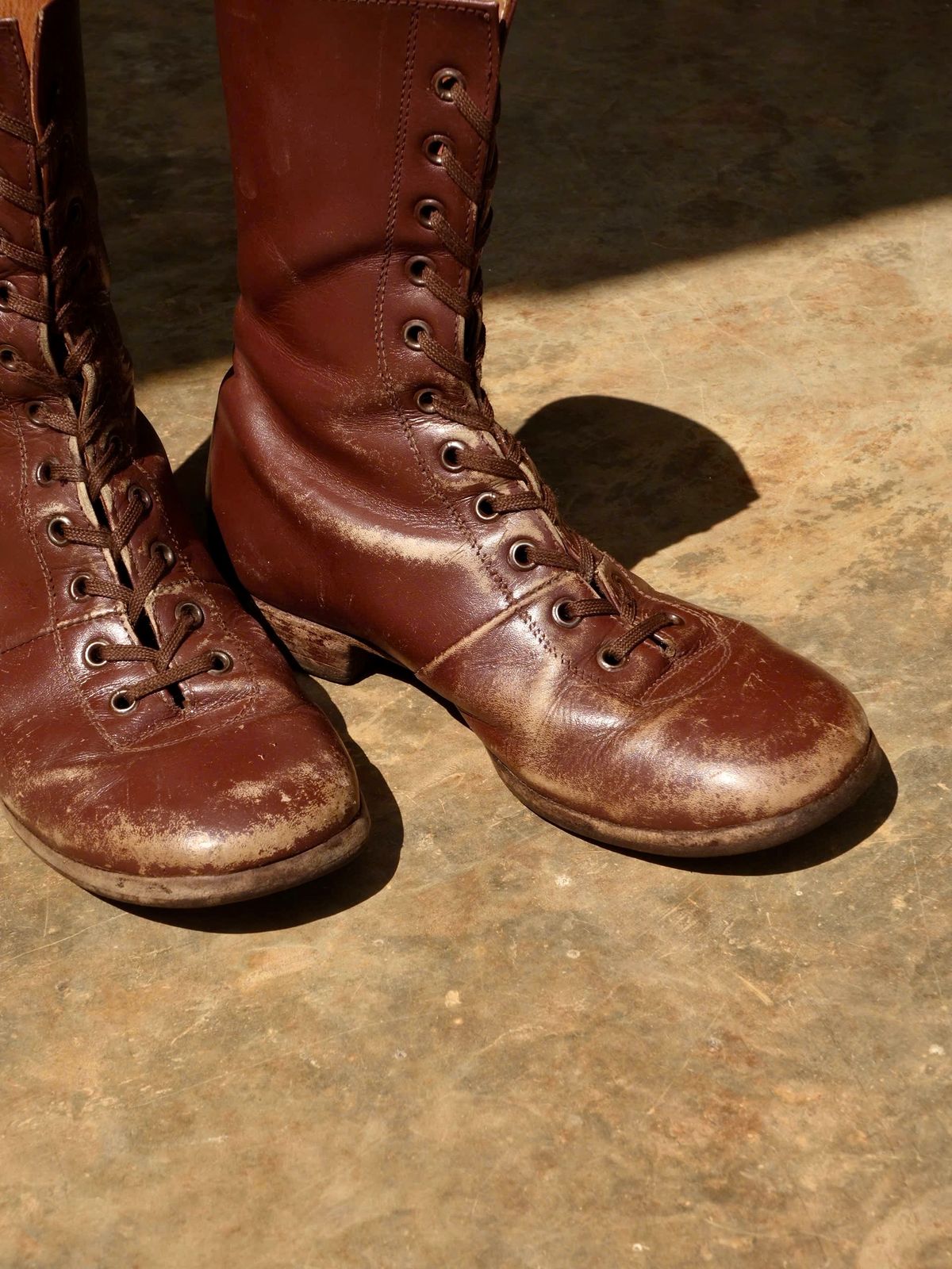 Photo by luutruc07 on April 1, 2026 of the Unknown Maker Unknown Model in Brown Leather.