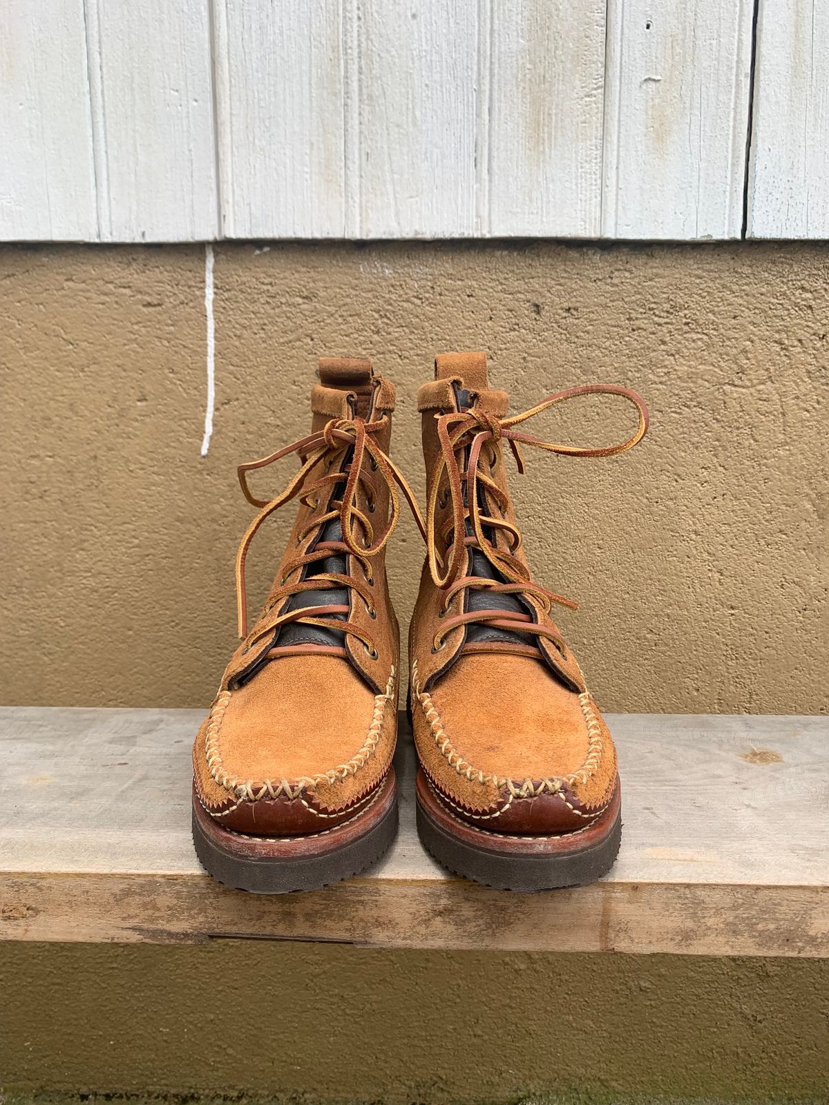 Photo by luutruc07 on October 1, 2023 of the Yuketen Maine Guide DB Boots in Horween Full Grain Flesh-Out.