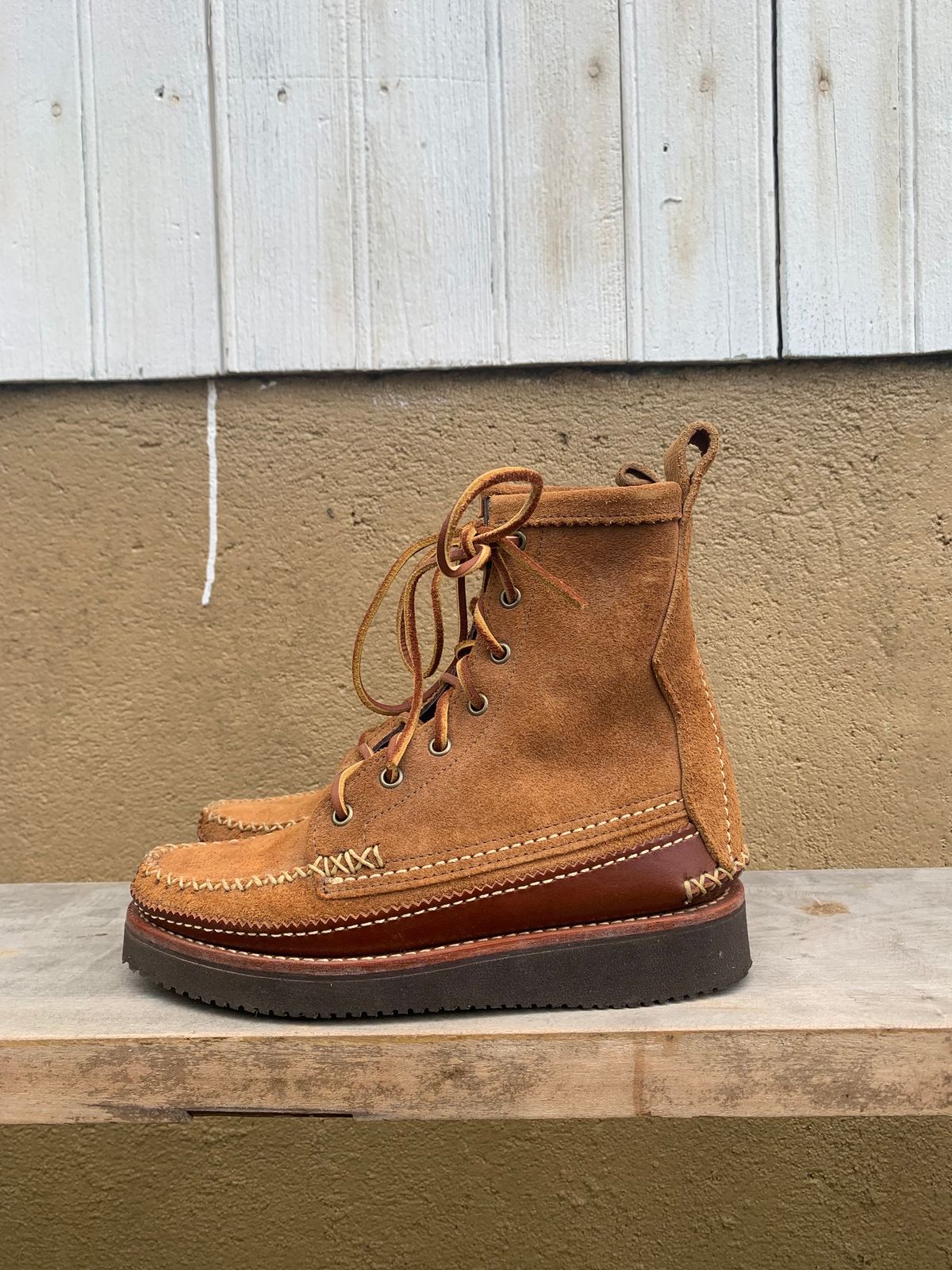 Photo by luutruc07 on October 1, 2023 of the Yuketen Maine Guide DB Boots in Horween Full Grain Flesh-Out.