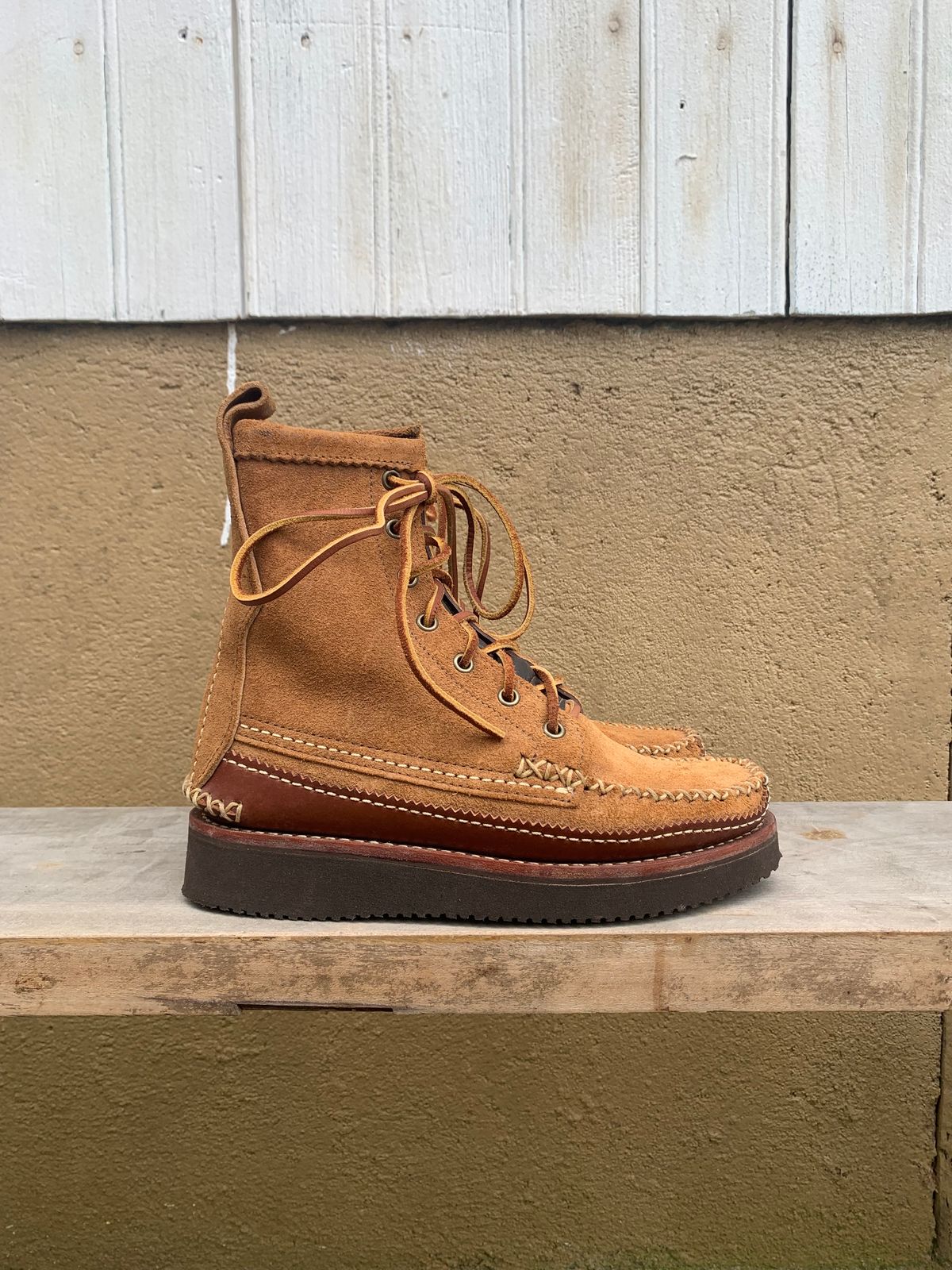 Photo by luutruc07 on October 1, 2023 of the Yuketen Maine Guide DB Boots in Horween Full Grain Flesh-Out.