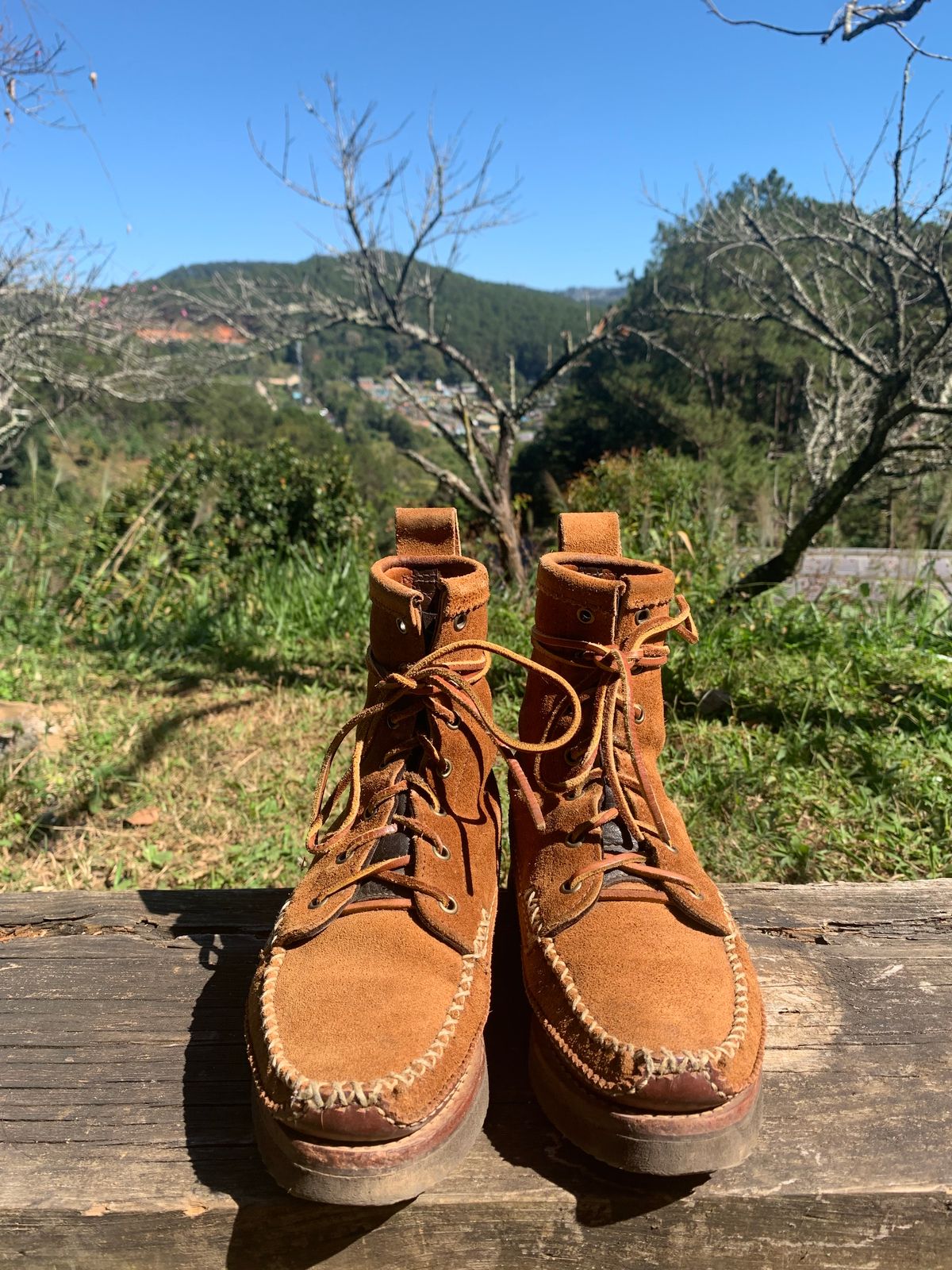 Photo by luutruc07 on January 4, 2024 of the Yuketen Maine Guide DB Boots in Horween Full Grain Flesh-Out.