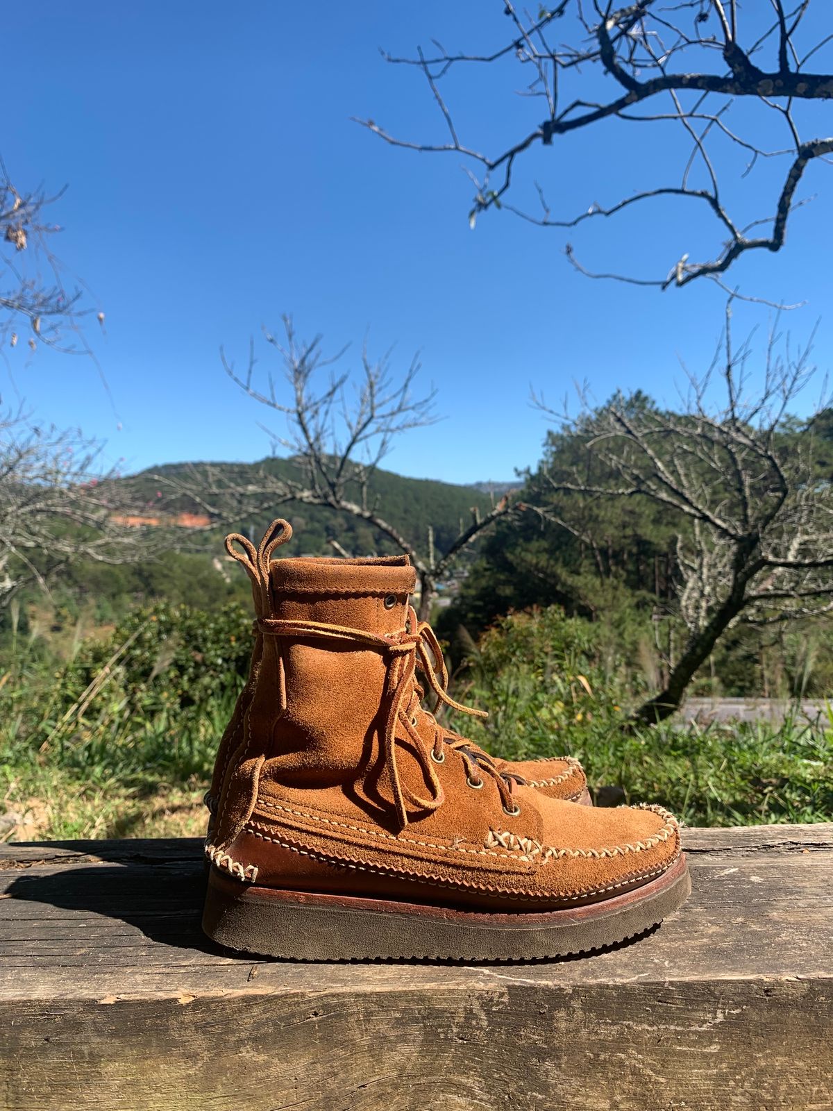 Photo by luutruc07 on January 4, 2024 of the Yuketen Maine Guide DB Boots in Horween Full Grain Flesh-Out.