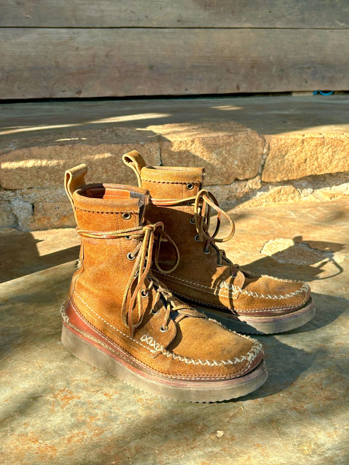 Photo by luutruc07 on March 5, 2024 of the Yuketen Maine Guide DB Boots in Horween Full Grain Flesh-Out.