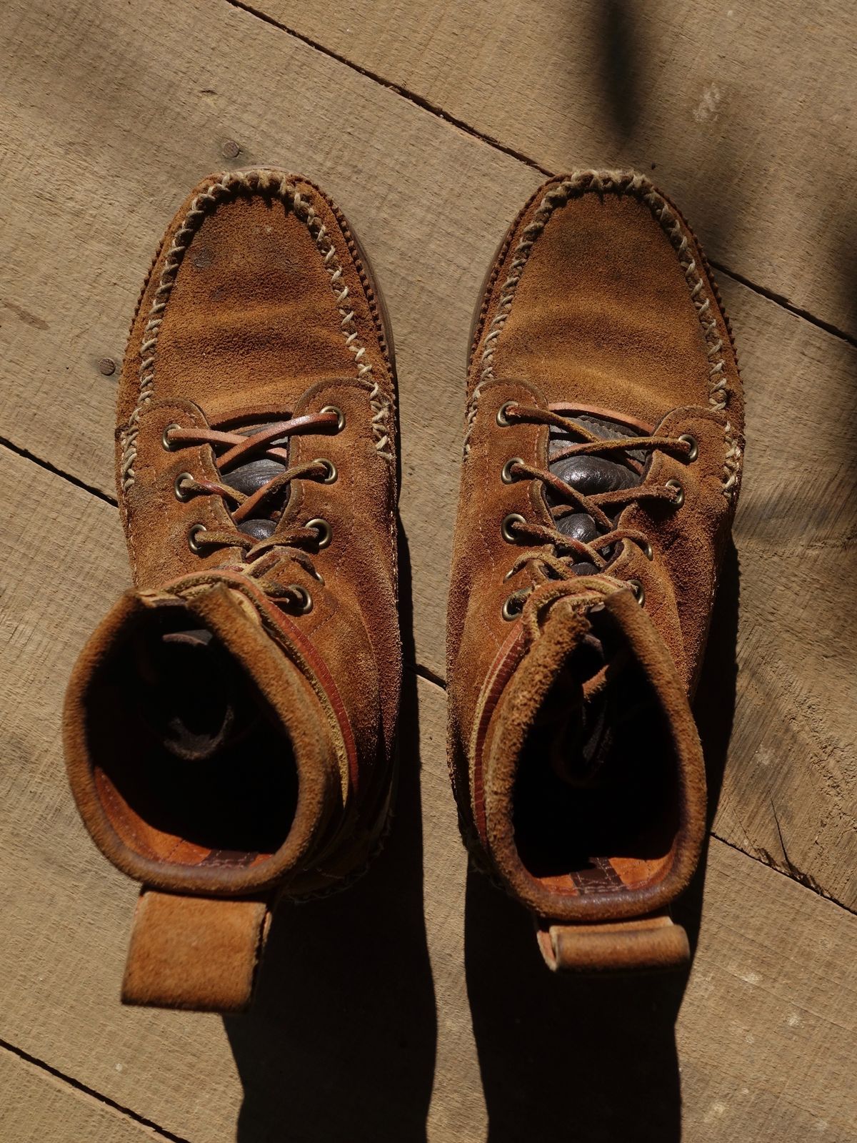 Photo by luutruc07 on April 3, 2024 of the Yuketen Maine Guide DB Boots in Horween Full Grain Flesh-Out.