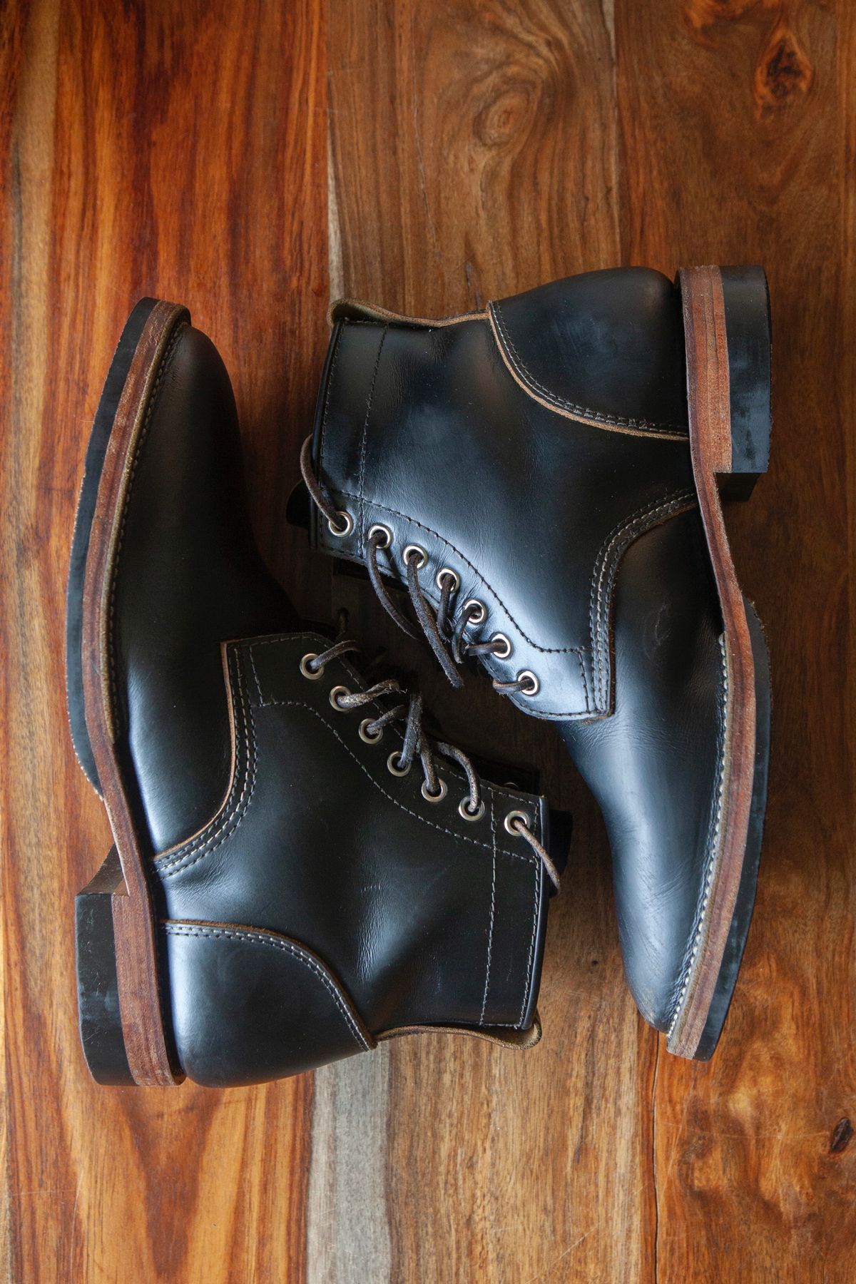 Photo by pigeontree on November 3, 2022 of the Santalum x PTC The Klondike Service Boot in S.B. Foot Black Klondike.