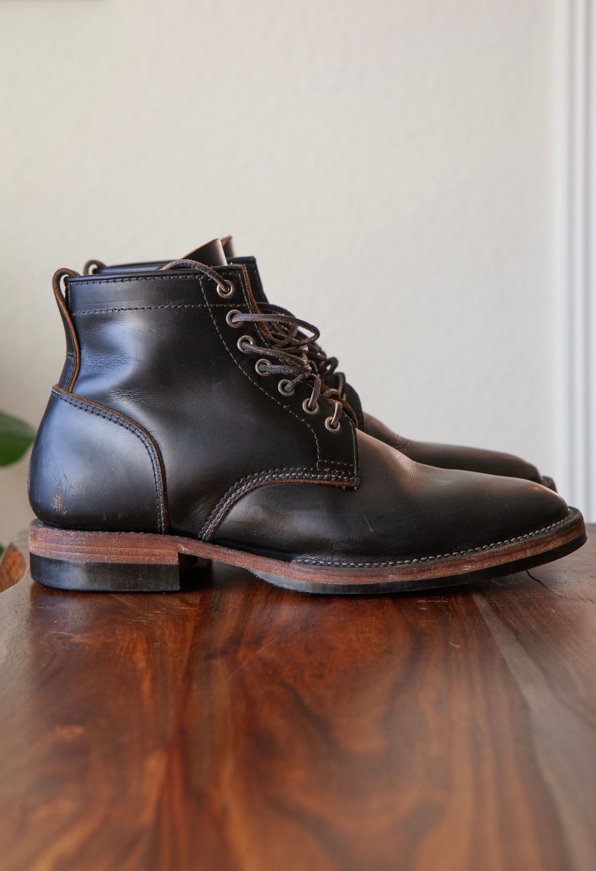 Photo by pigeontree on December 2, 2022 of the Santalum x PTC The Klondike Service Boot in S.B. Foot Black Klondike.