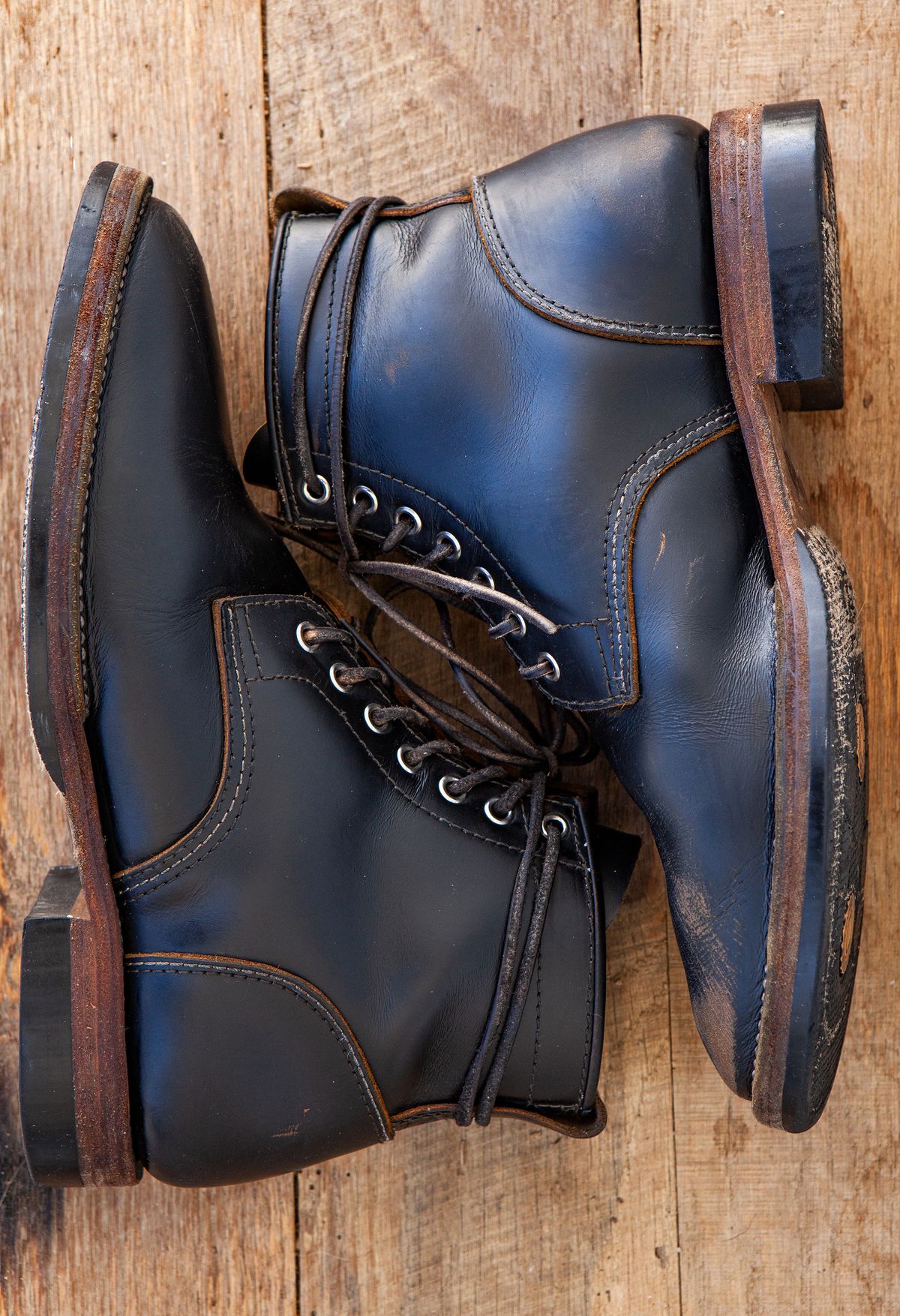 Photo by pigeontree on February 2, 2023 of the Santalum x PTC The Klondike Service Boot in S.B. Foot Black Klondike.