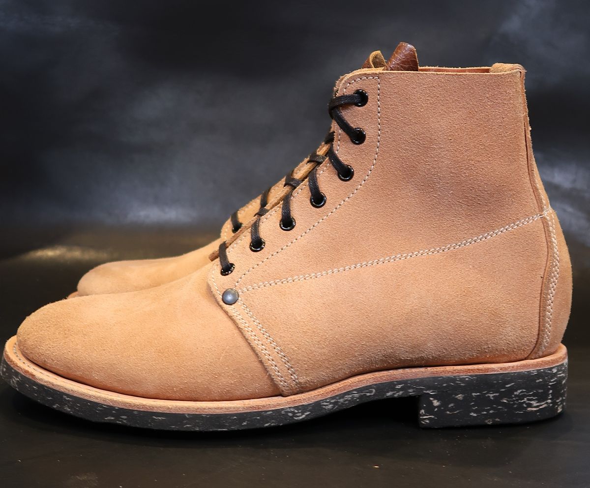 Photo by unsung on October 1, 2022 of the Unsung U 22-1 Slog Boot in Horween English Tan Dublin Roughout.